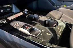 sininen Audi e-tron 2025 kuva 13.