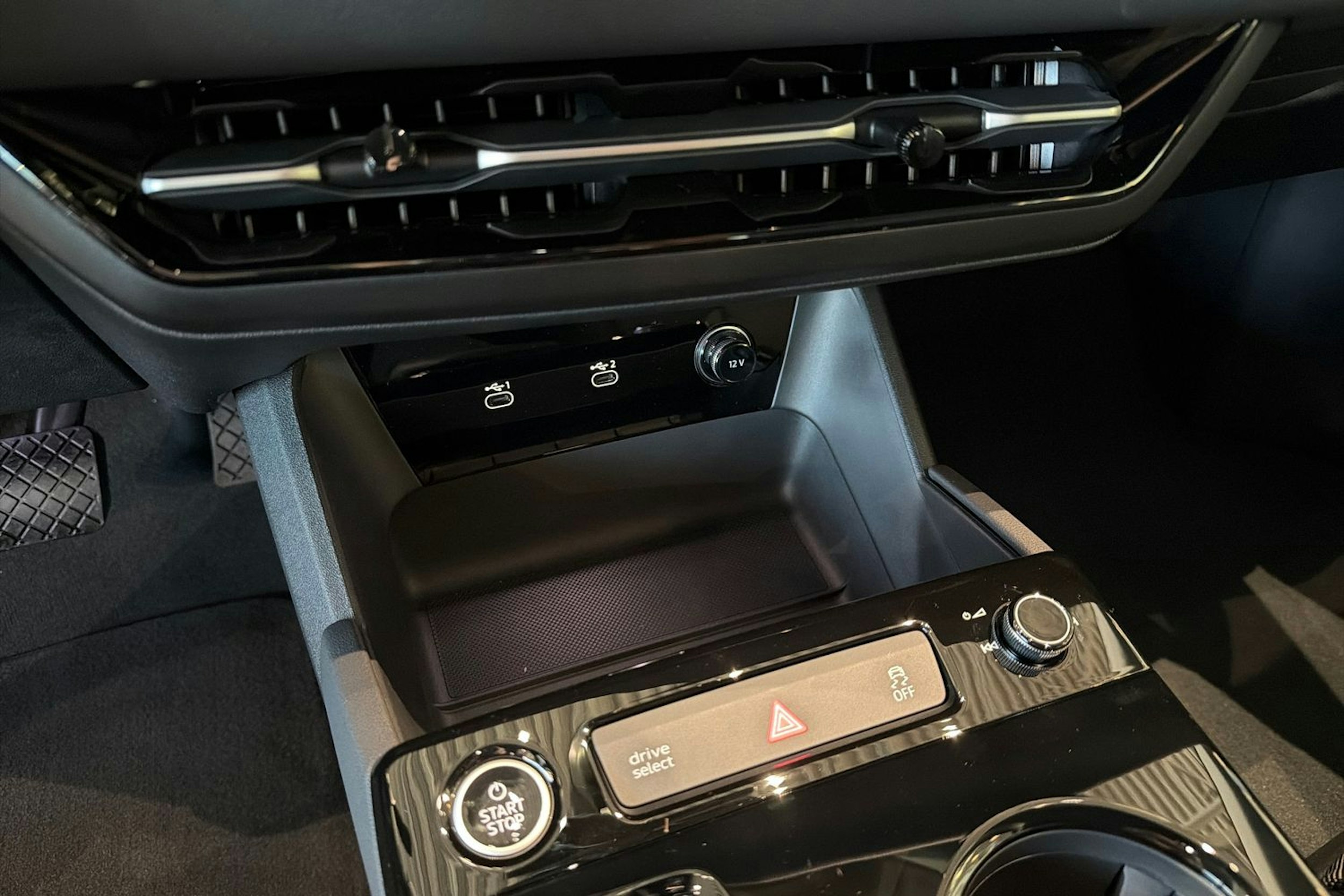 sininen Audi e-tron 2025 kuva 16.