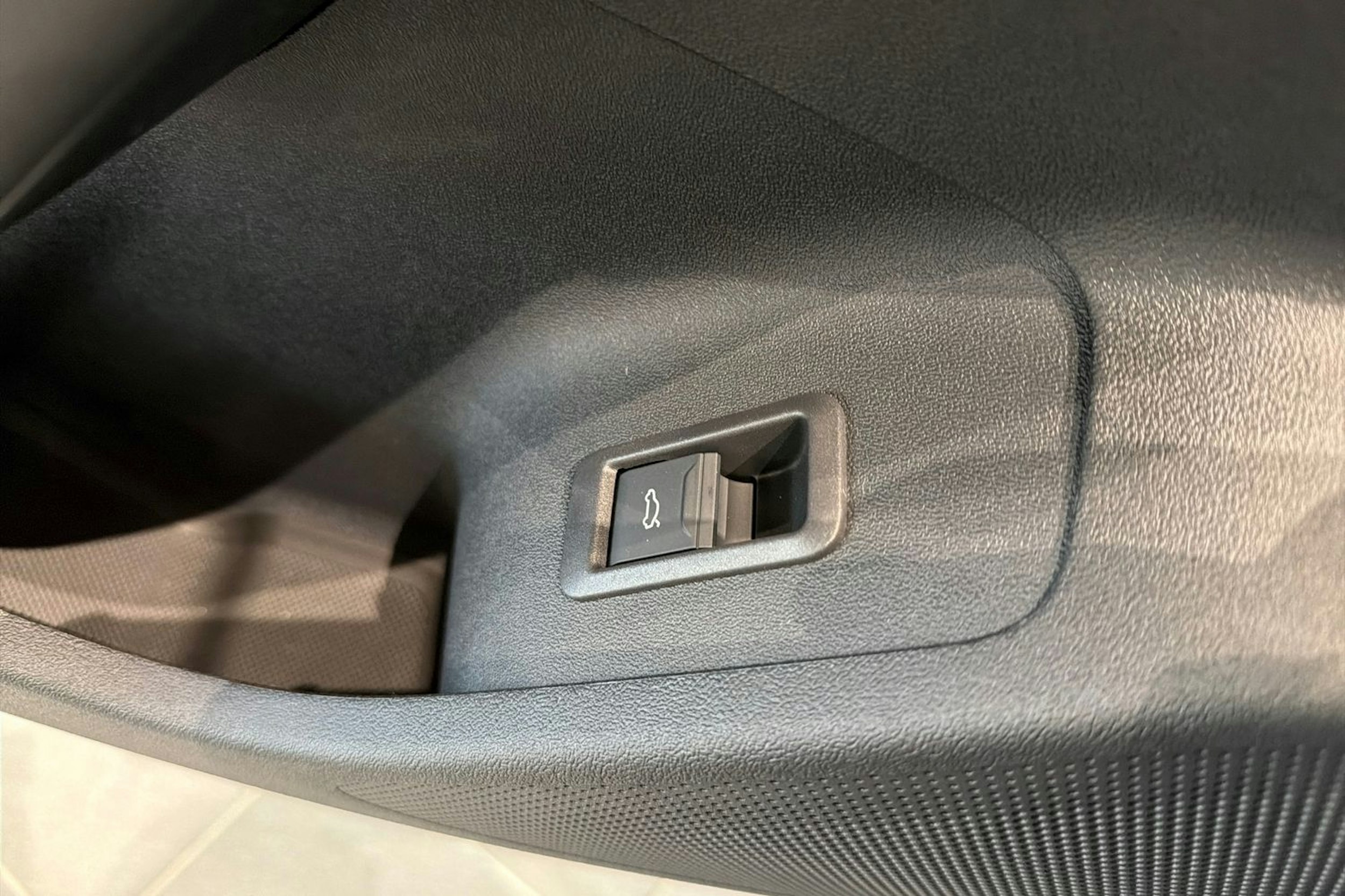 sininen Audi e-tron 2025 kuva 17.