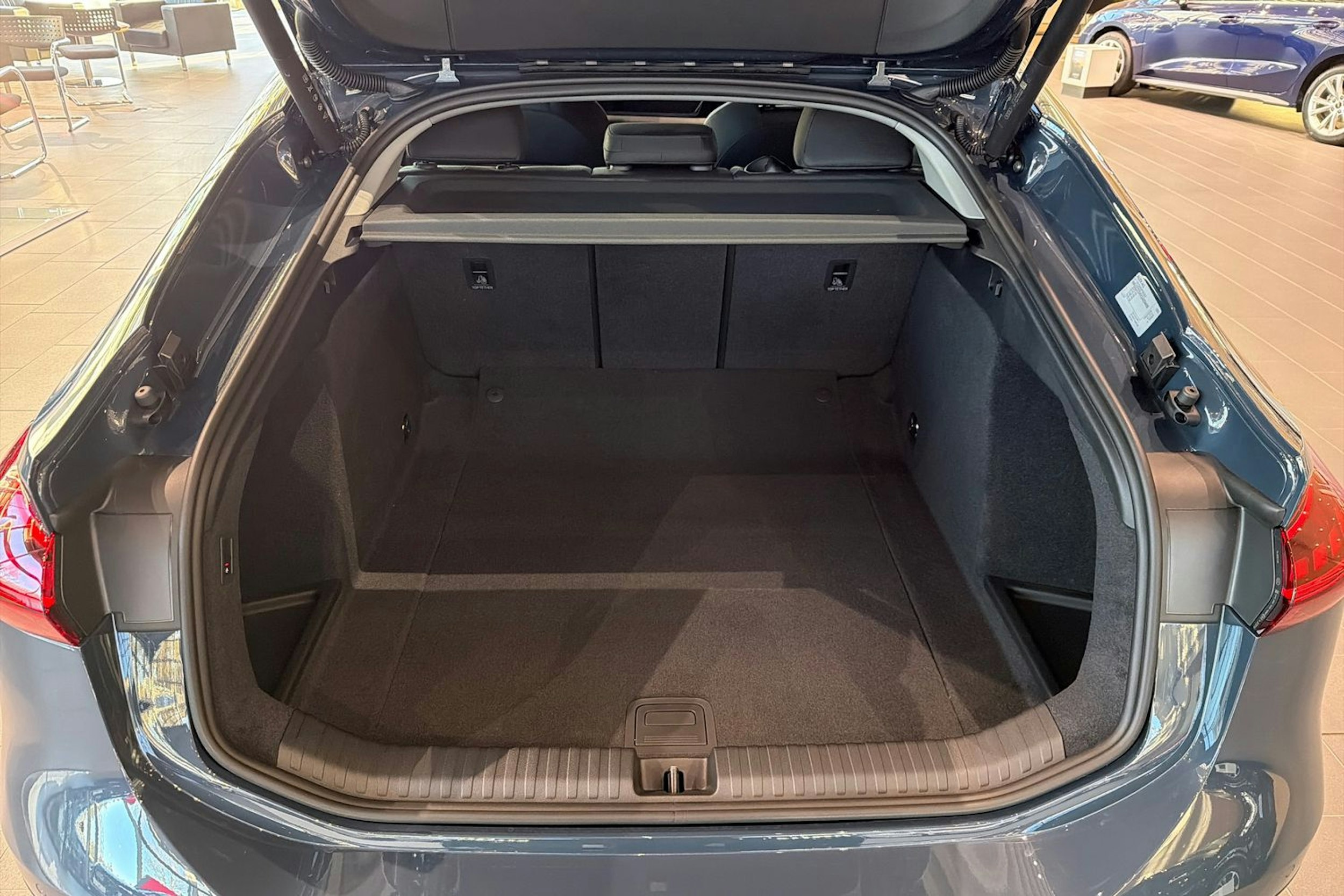 sininen Audi e-tron 2025 kuva 18.