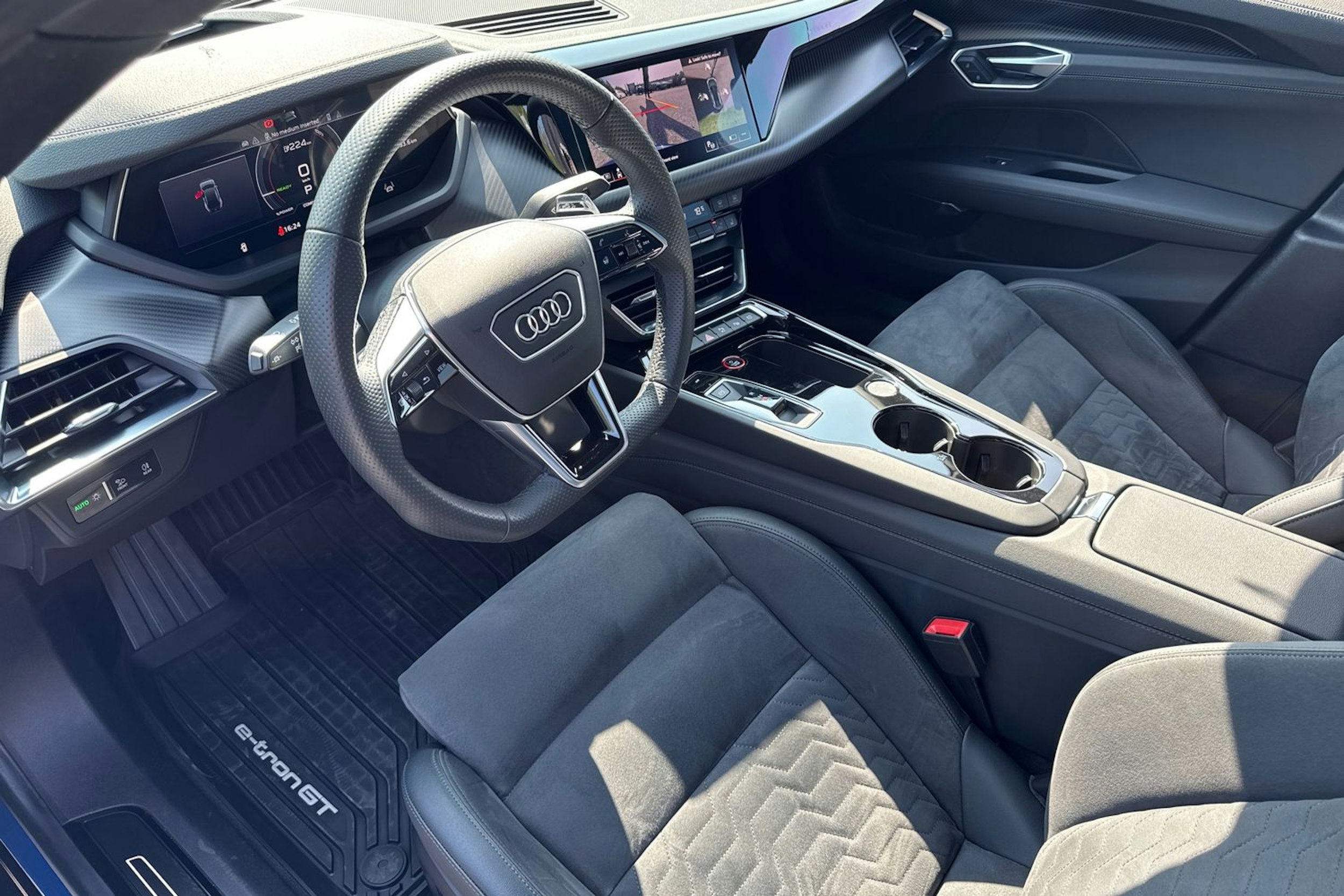 sininen Audi e-tron GT 2021 kuva 3.