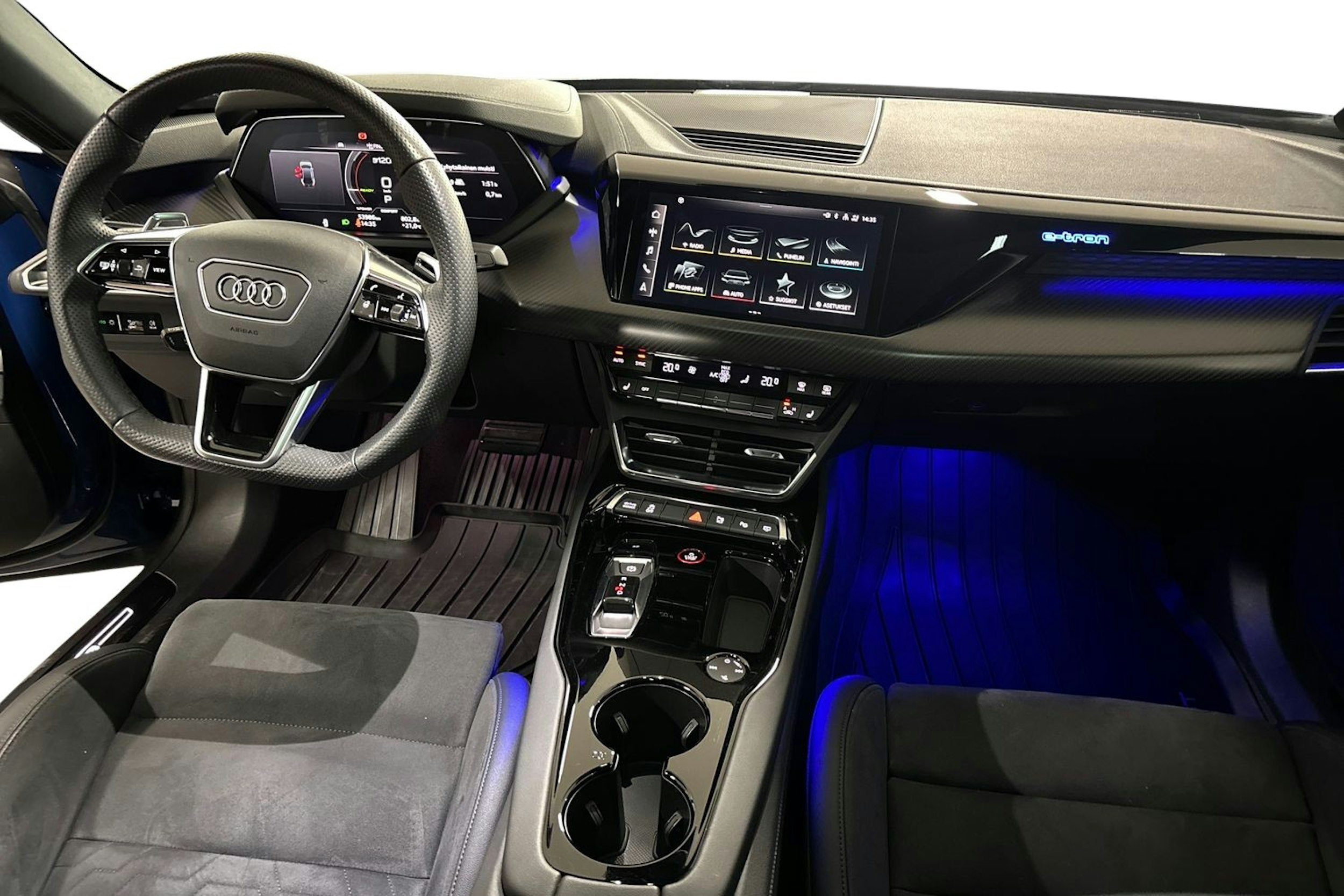 sininen Audi e-tron GT 2021 kuva 9.