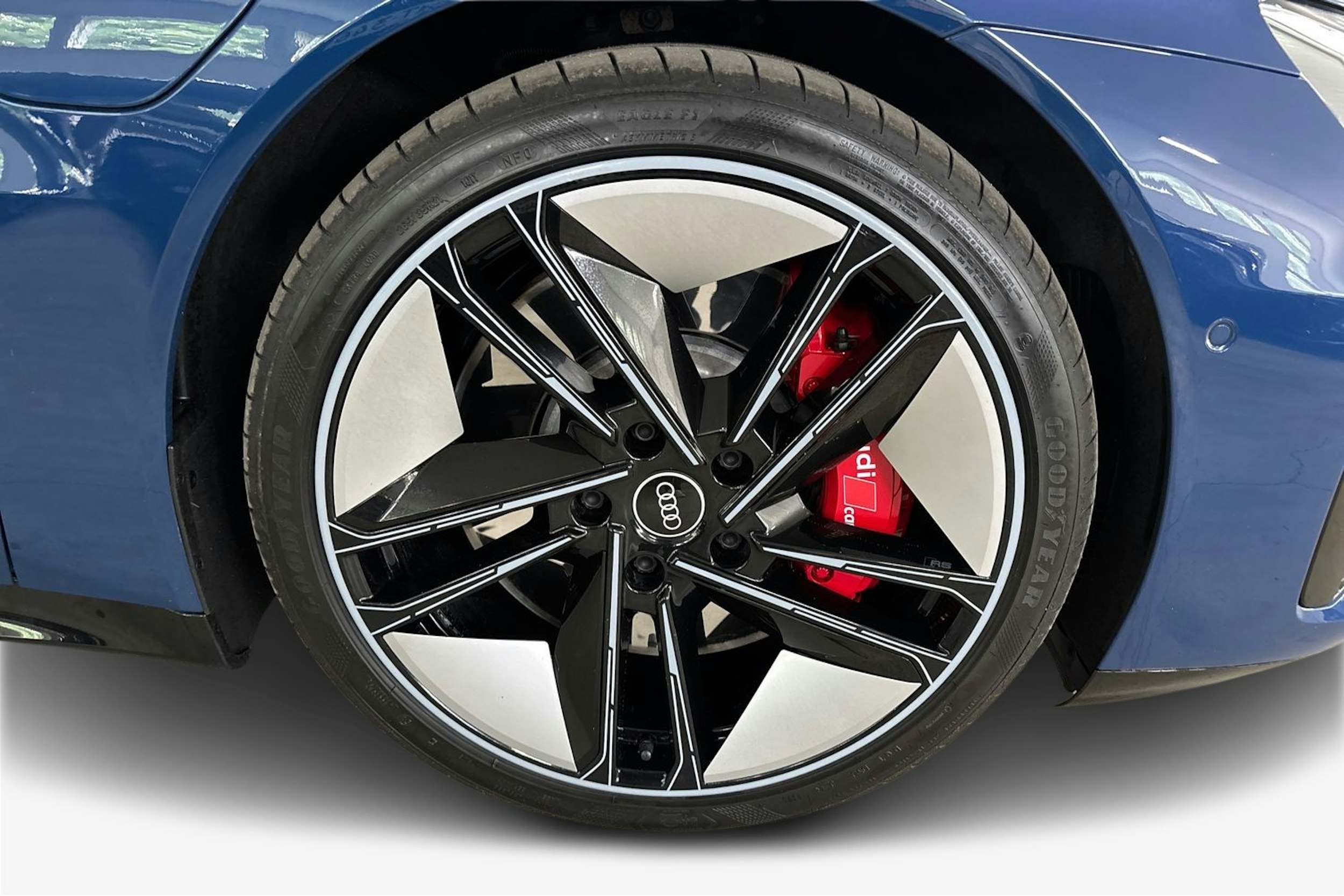 sininen Audi e-tron GT 2021 kuva 11.