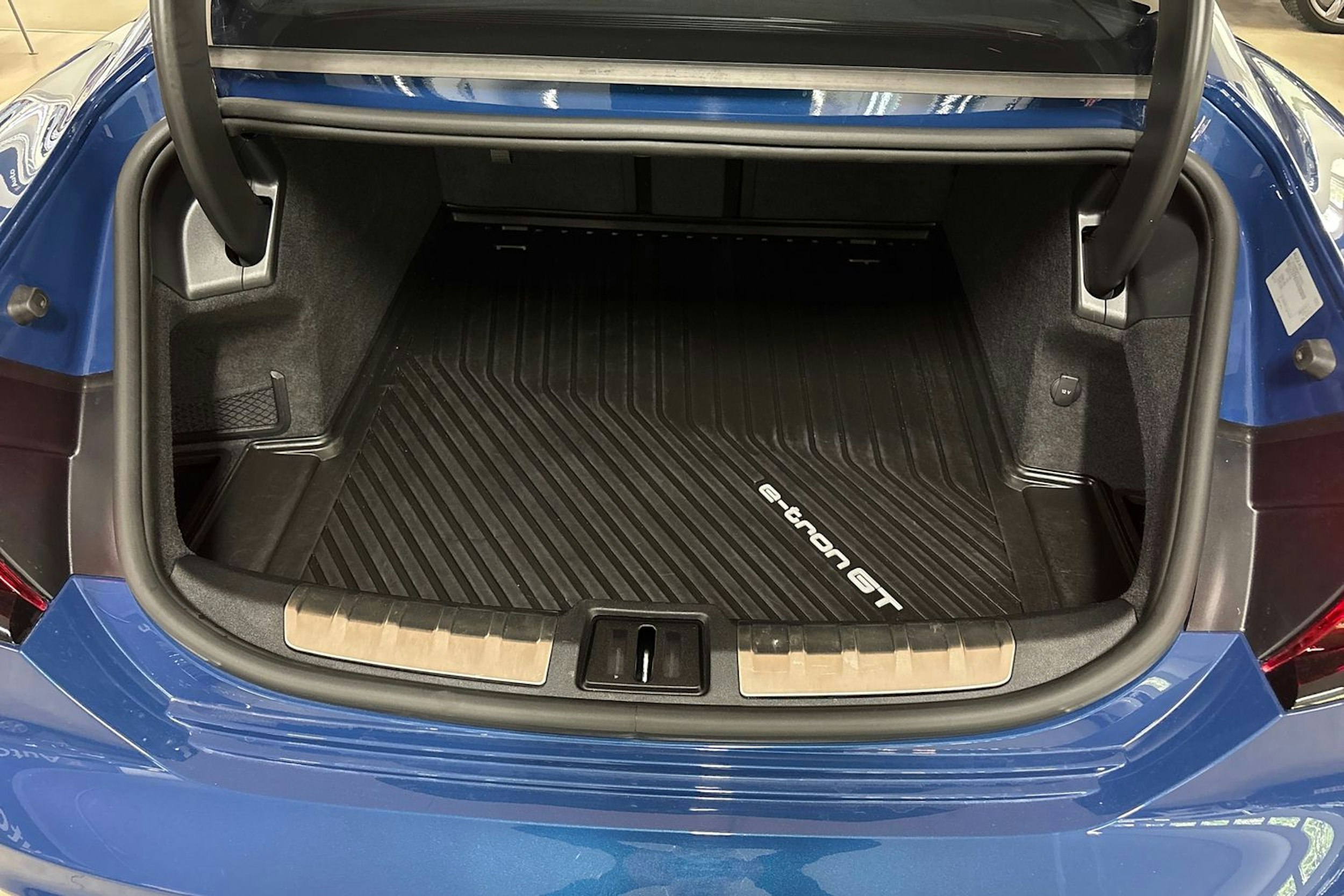 sininen Audi e-tron GT 2021 kuva 14.