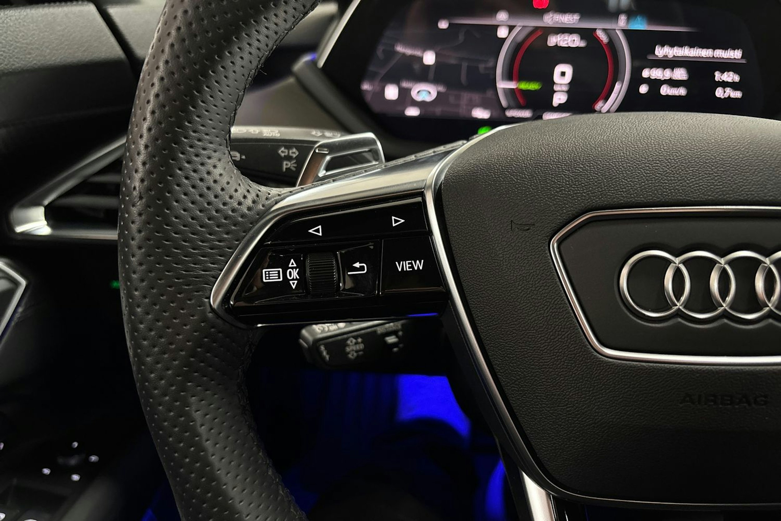 sininen Audi e-tron GT 2021 kuva 16.