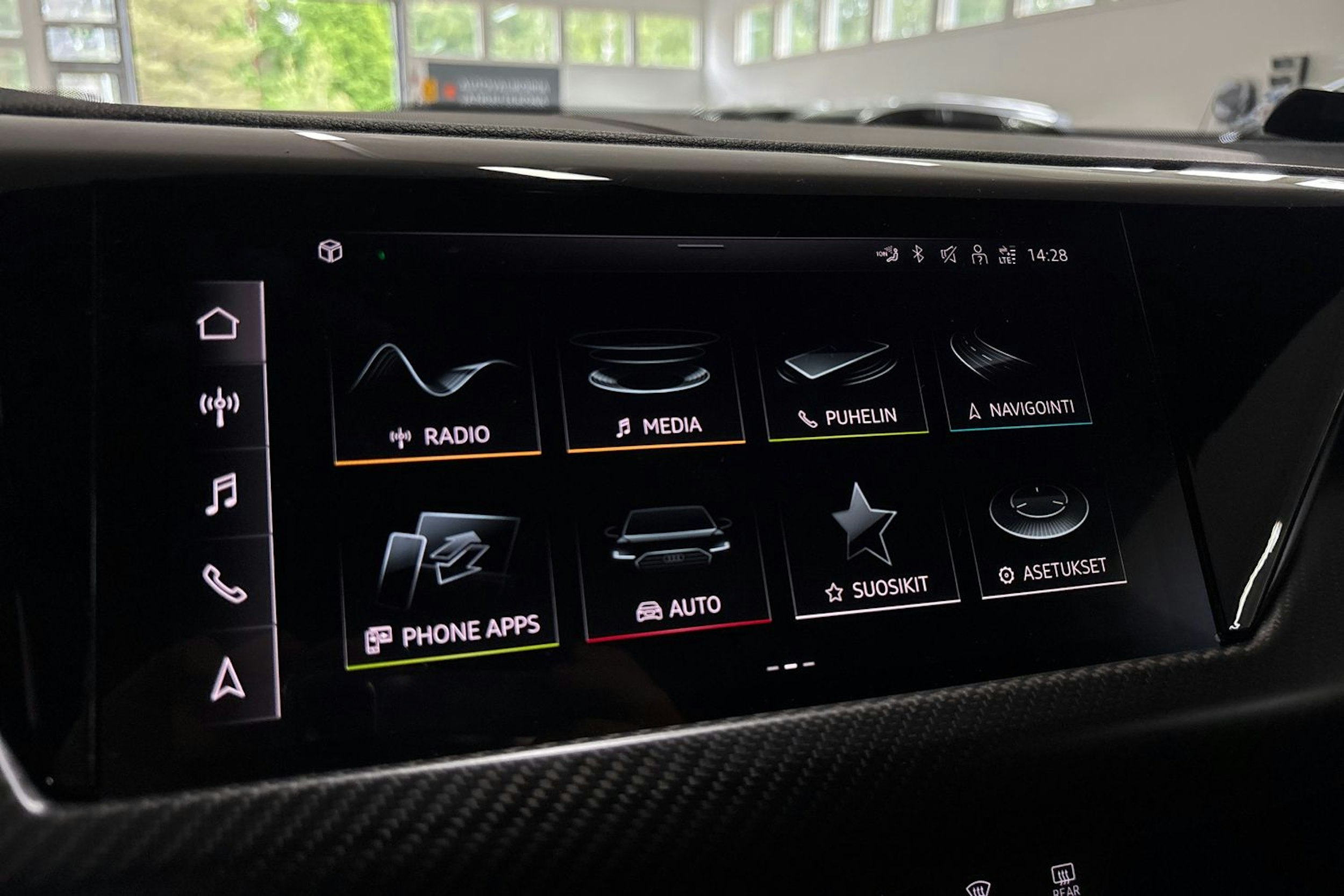 sininen Audi e-tron GT 2021 kuva 21.
