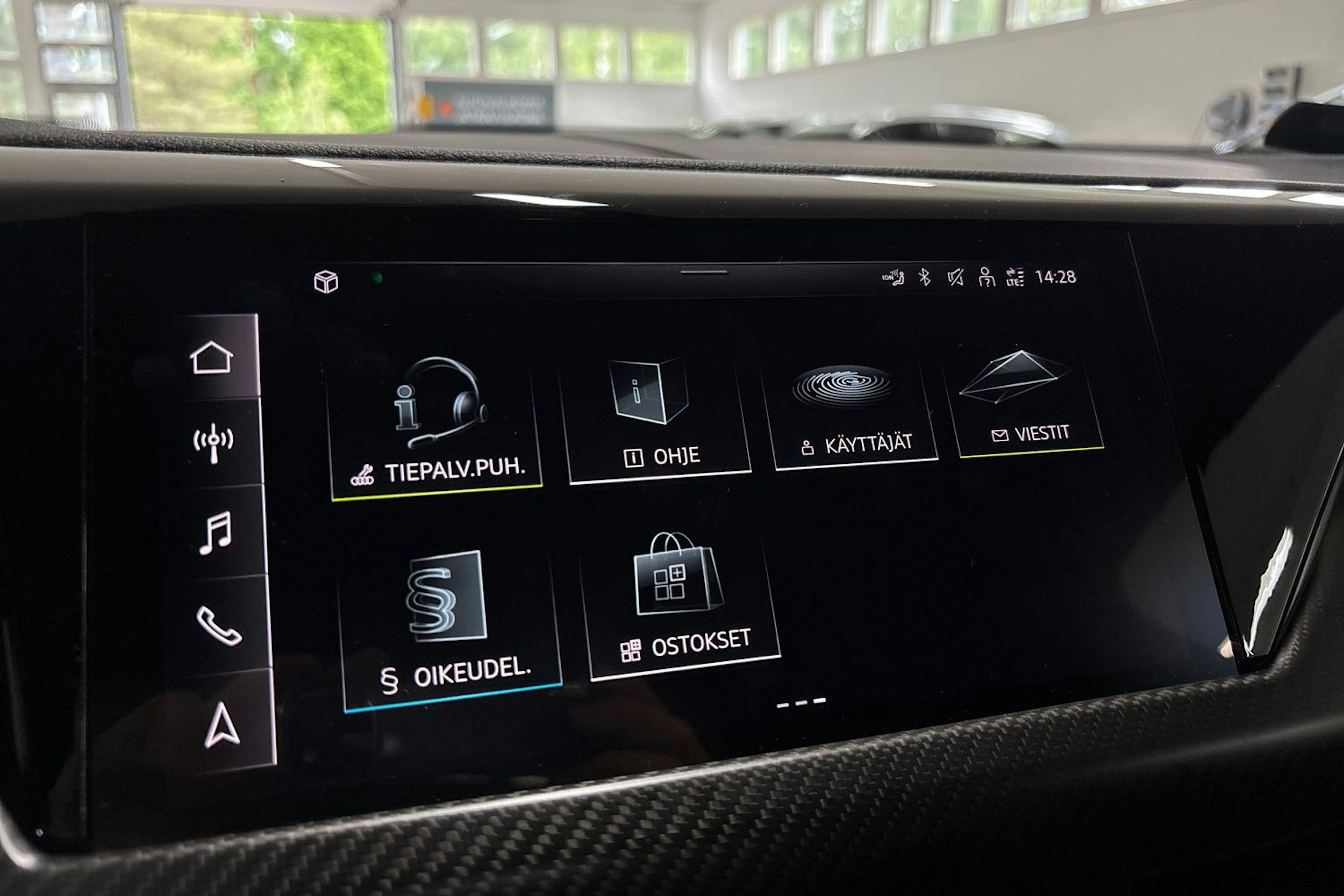 sininen Audi e-tron GT 2021 kuva 22.