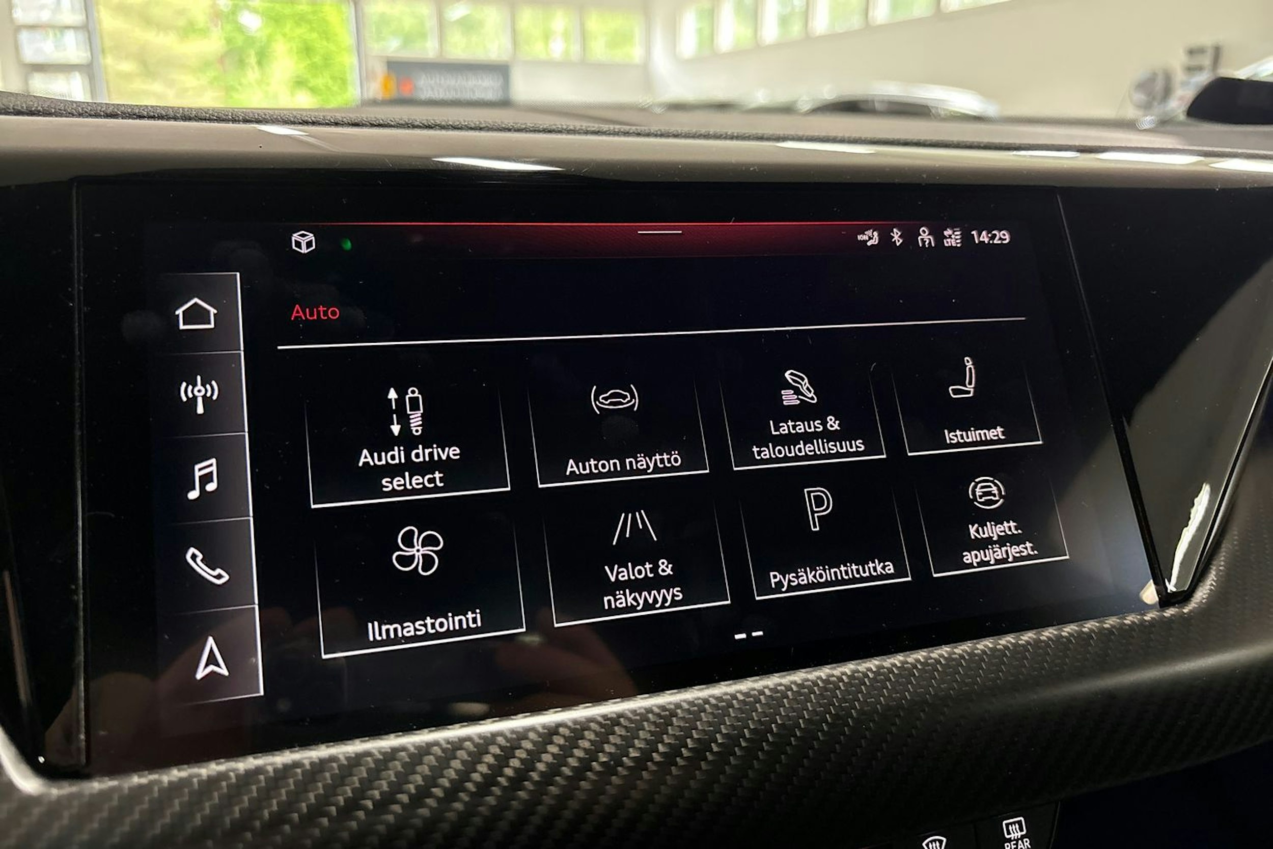 sininen Audi e-tron GT 2021 kuva 24.