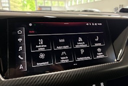 sininen Audi e-tron GT 2021 kuva 24.