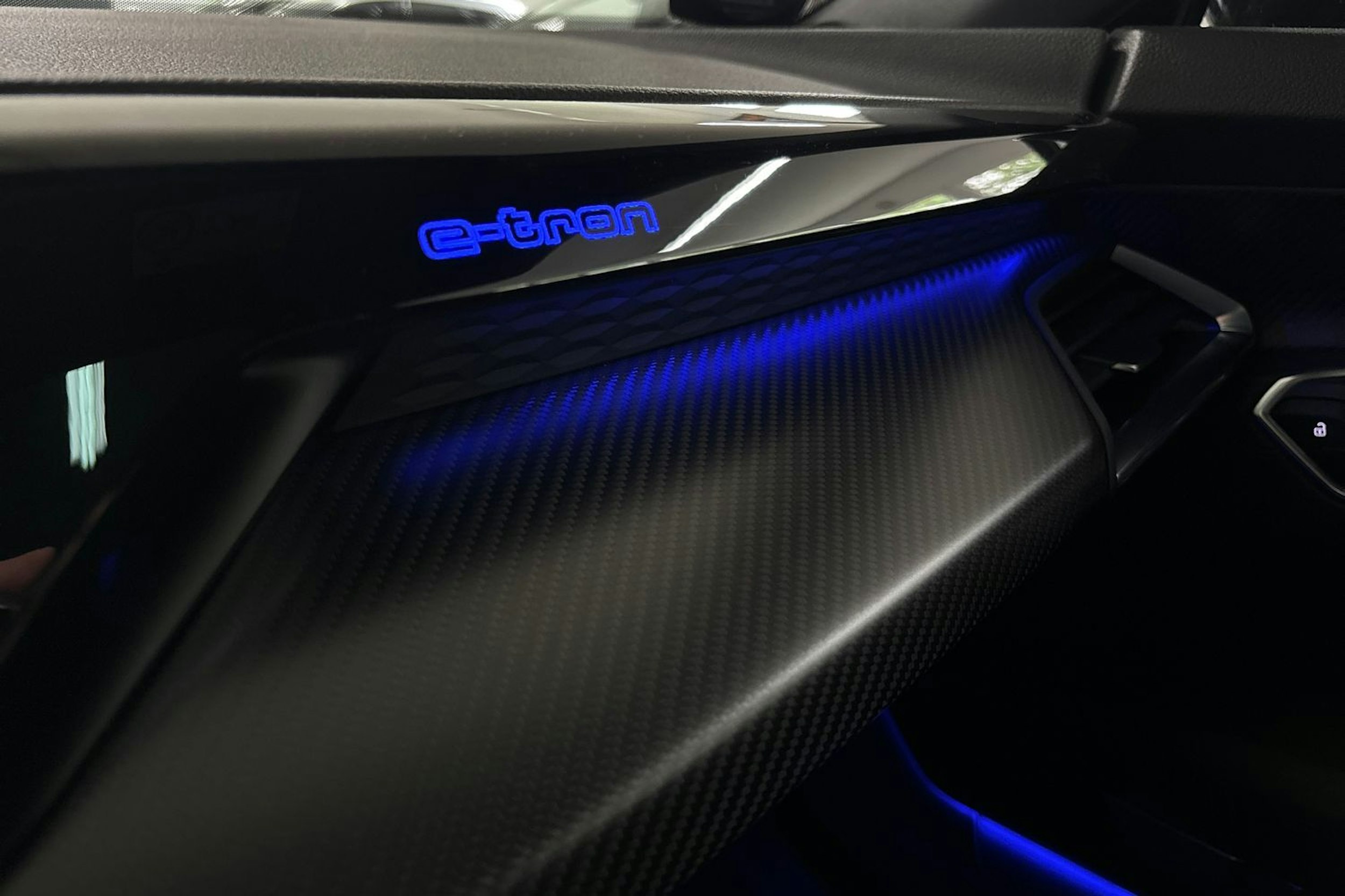 sininen Audi e-tron GT 2021 kuva 30.