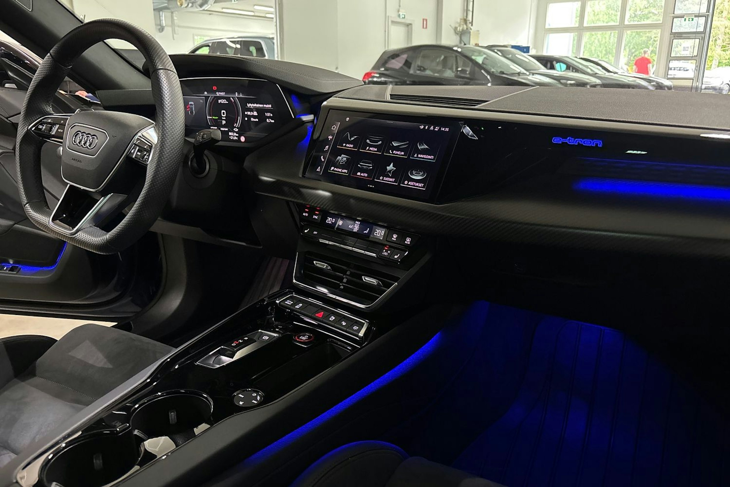 sininen Audi e-tron GT 2021 kuva 32.