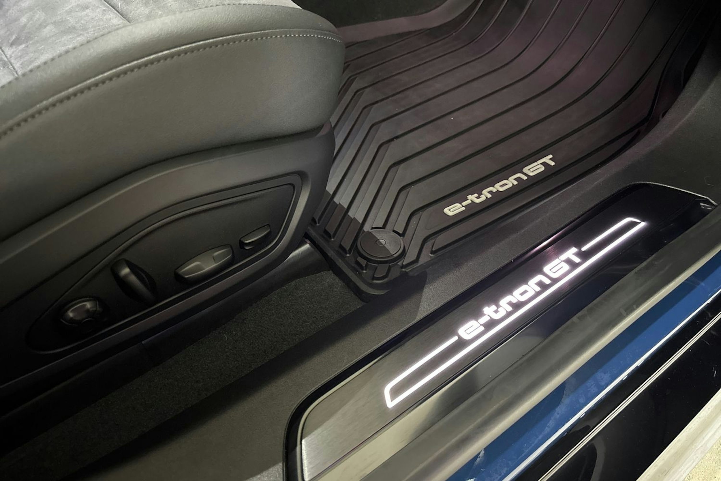 sininen Audi e-tron GT 2021 kuva 34.
