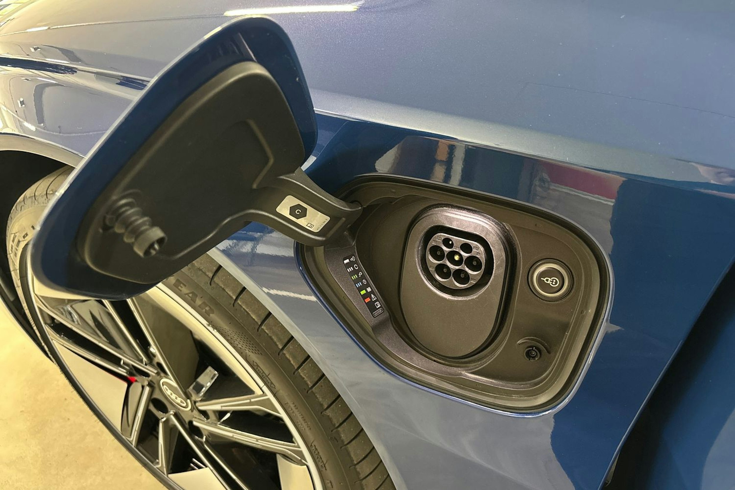 sininen Audi e-tron GT 2021 kuva 35.