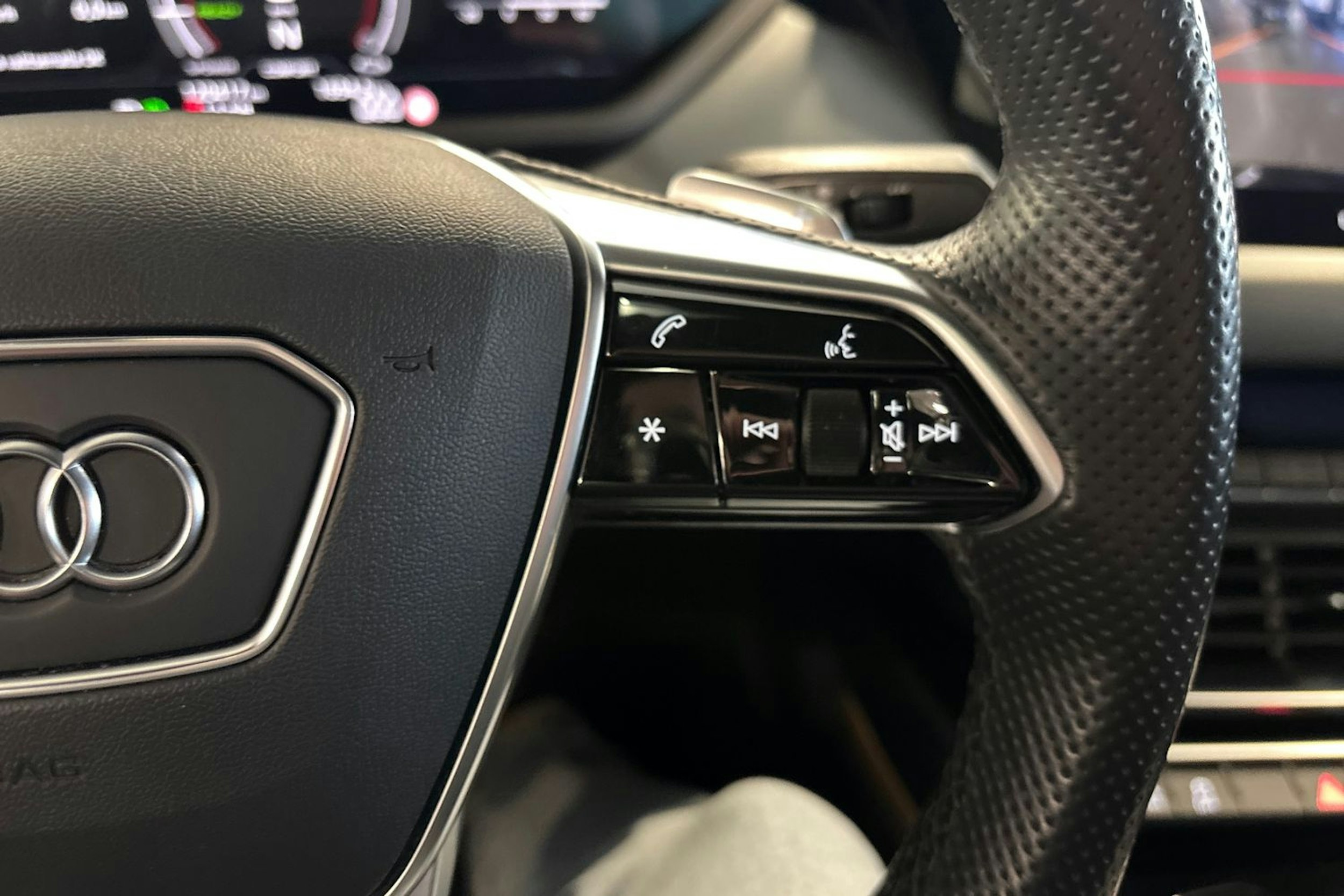 musta Audi e-tron GT 2021 kuva 15.