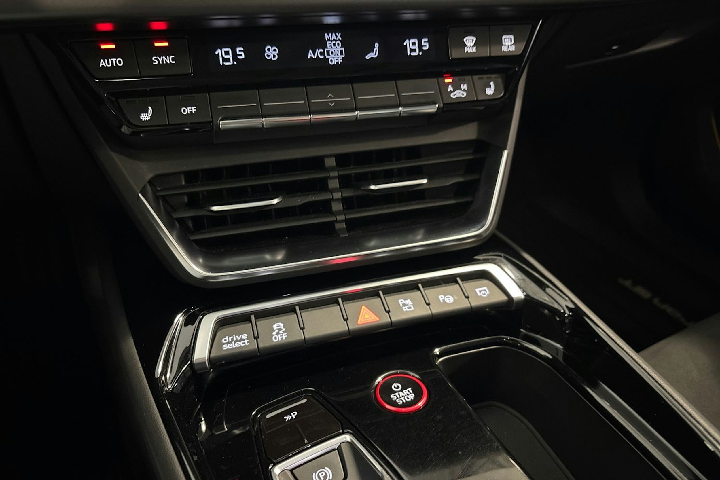 musta Audi e-tron GT 2021 kuva 21.