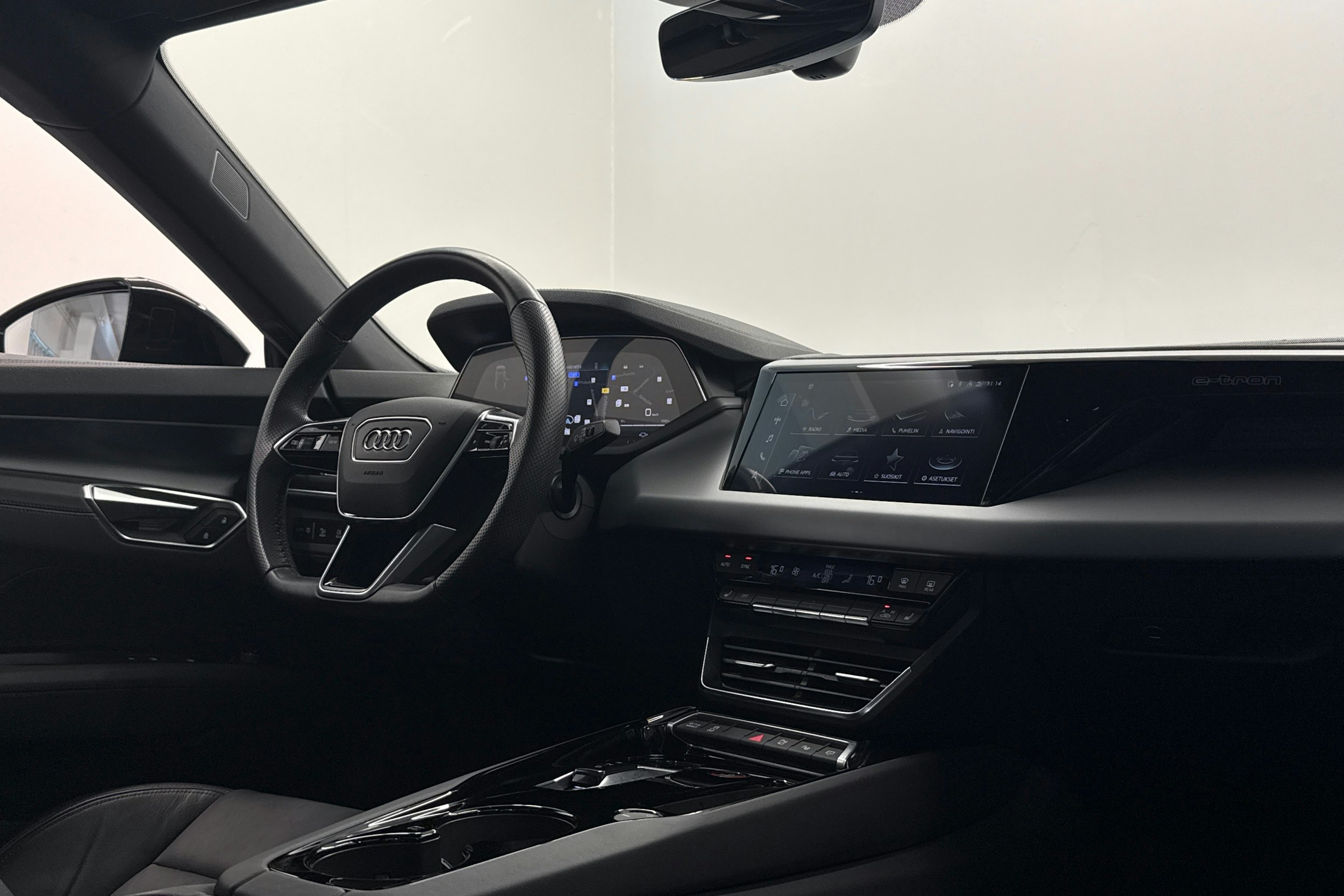 harmaa Audi e-tron GT 2022 kuva 12.