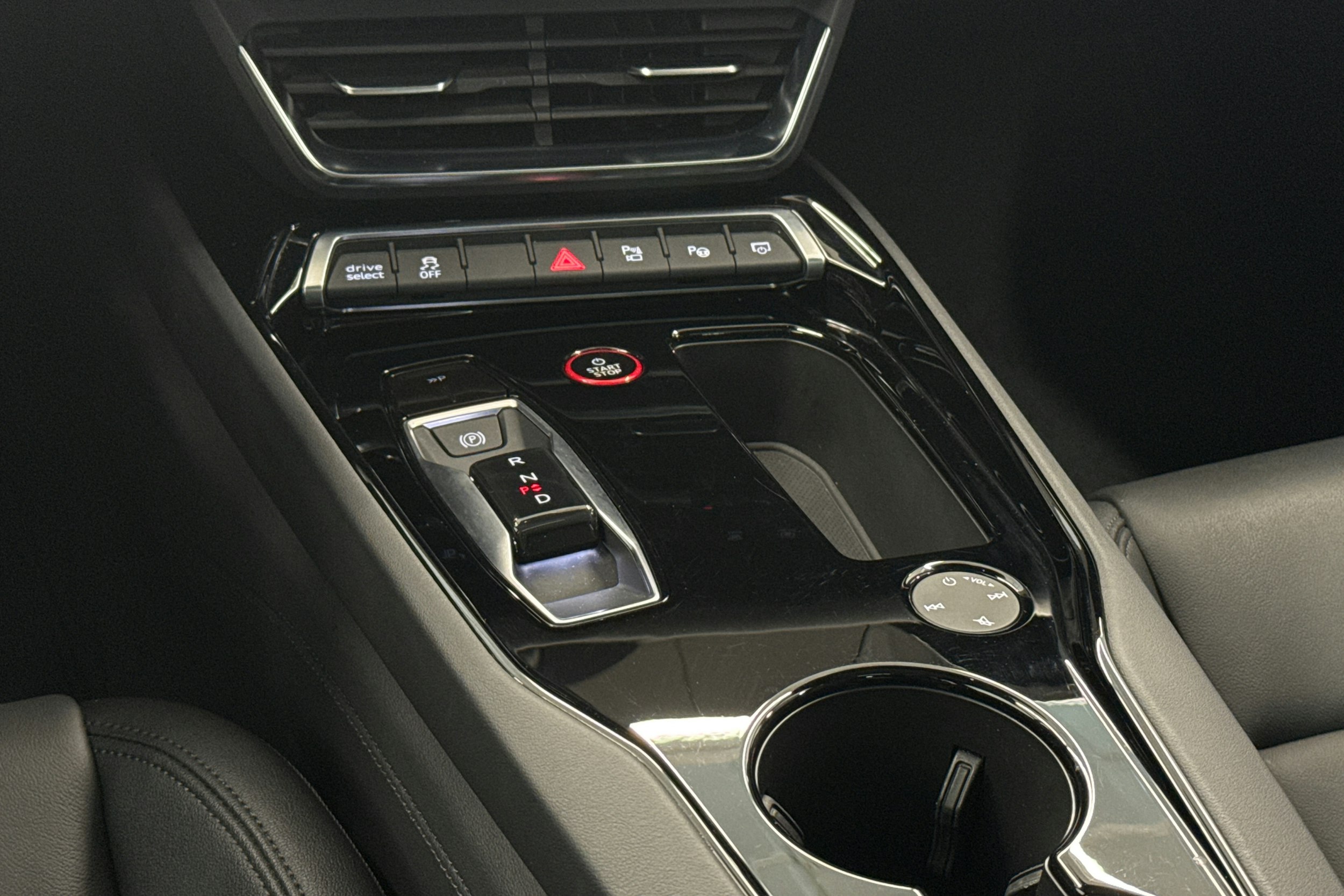 harmaa Audi e-tron GT 2022 kuva 22.