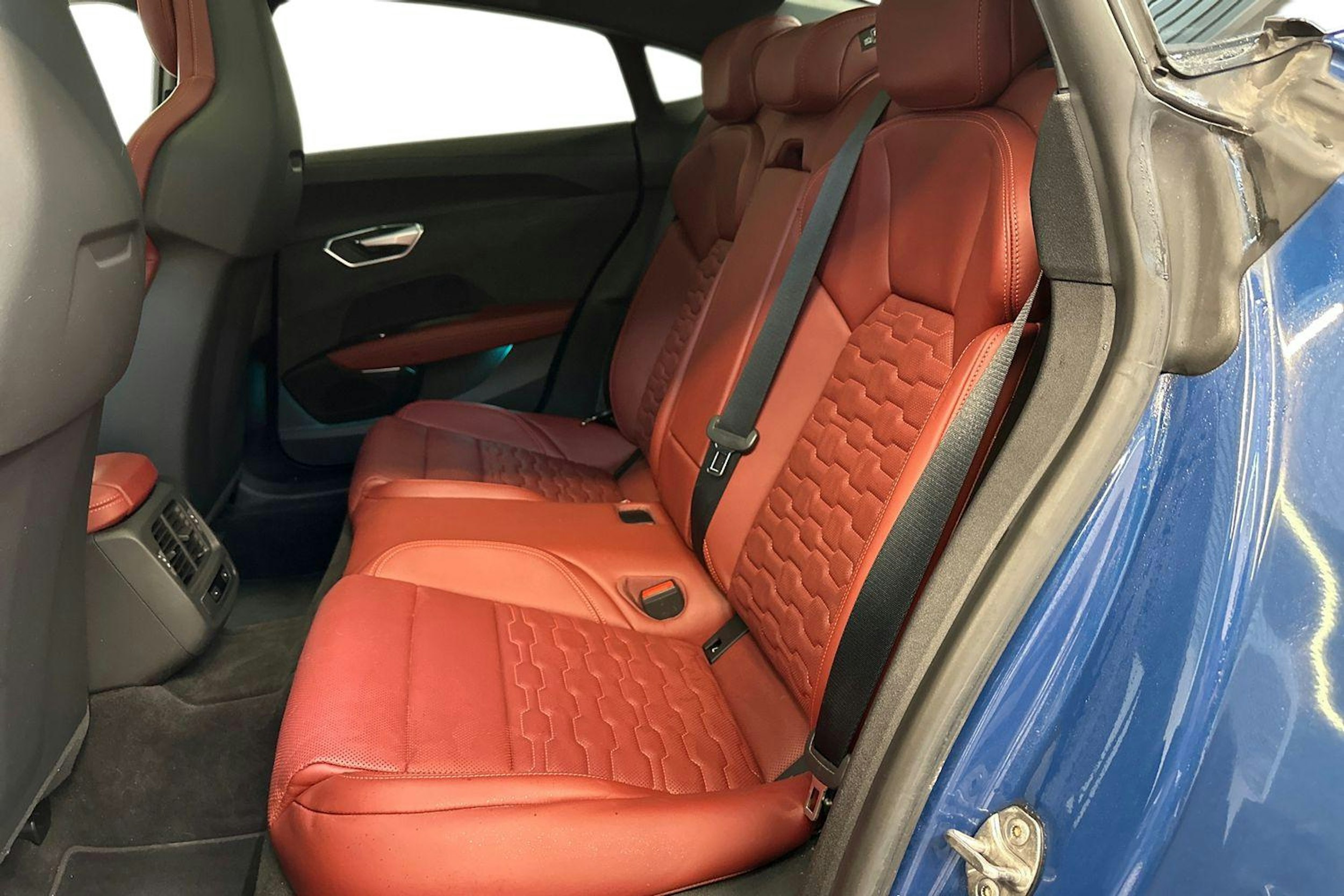 sininen Audi e-tron GT 2022 kuva 10.