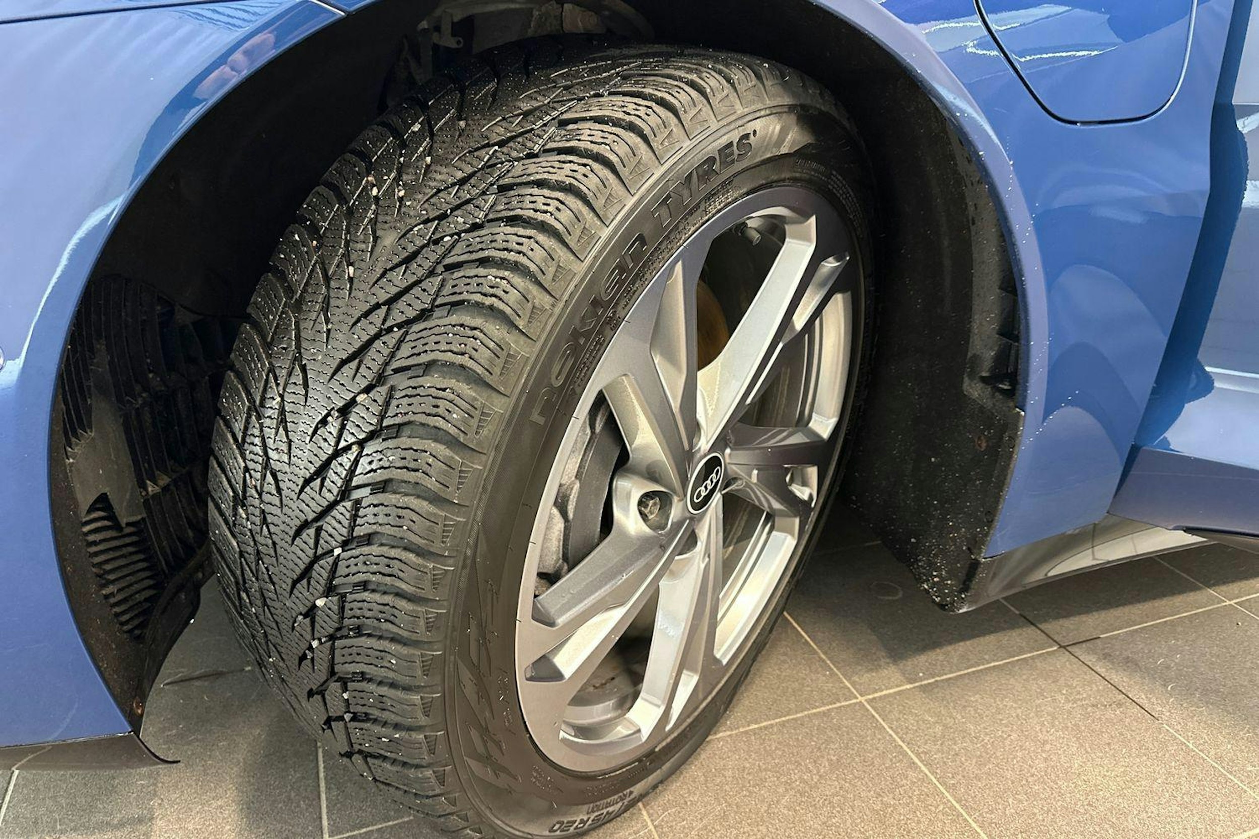 sininen Audi e-tron GT 2022 kuva 11.