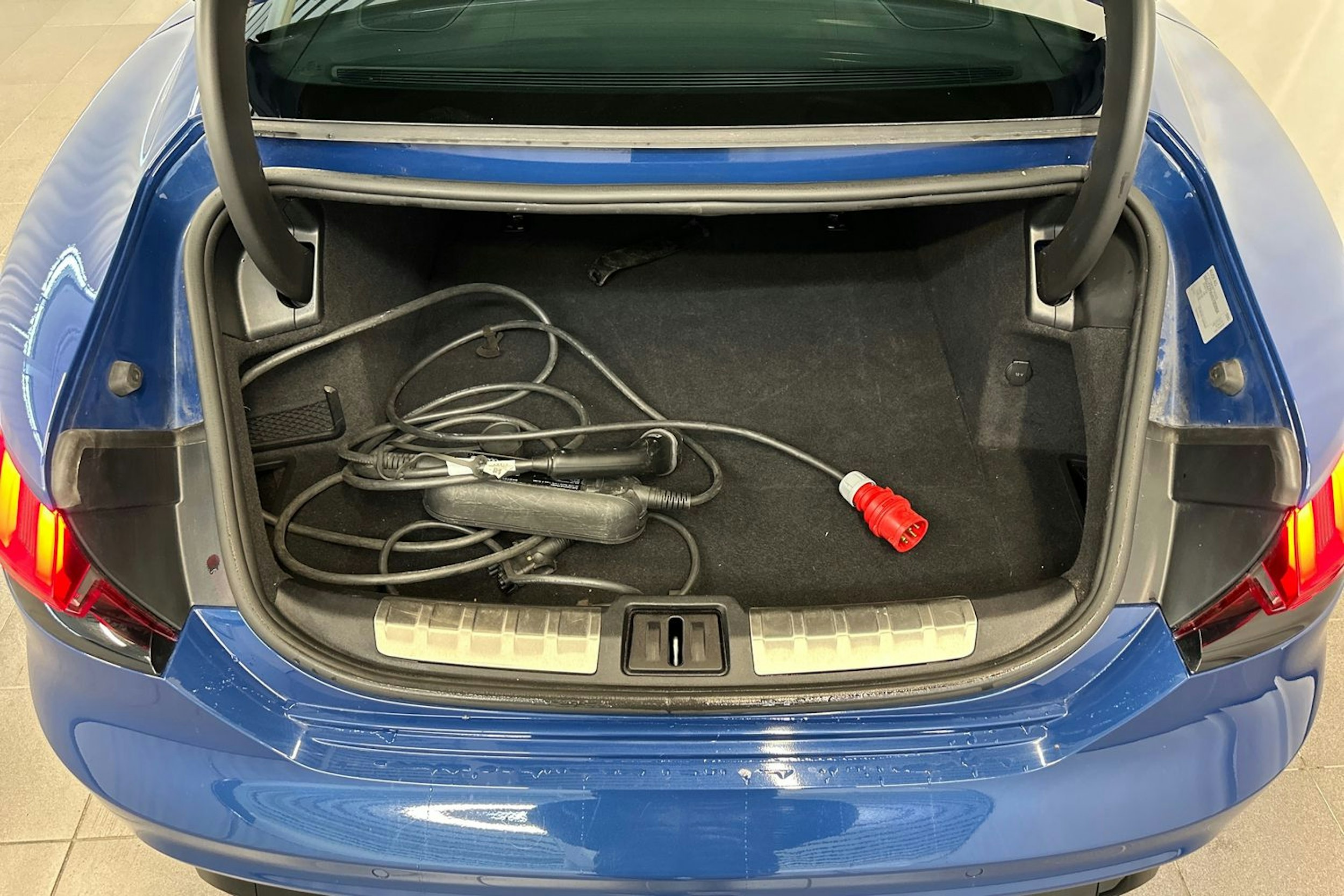 sininen Audi e-tron GT 2022 kuva 14.