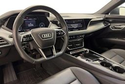 harmaa Audi e-tron GT 2022 kuva 6.