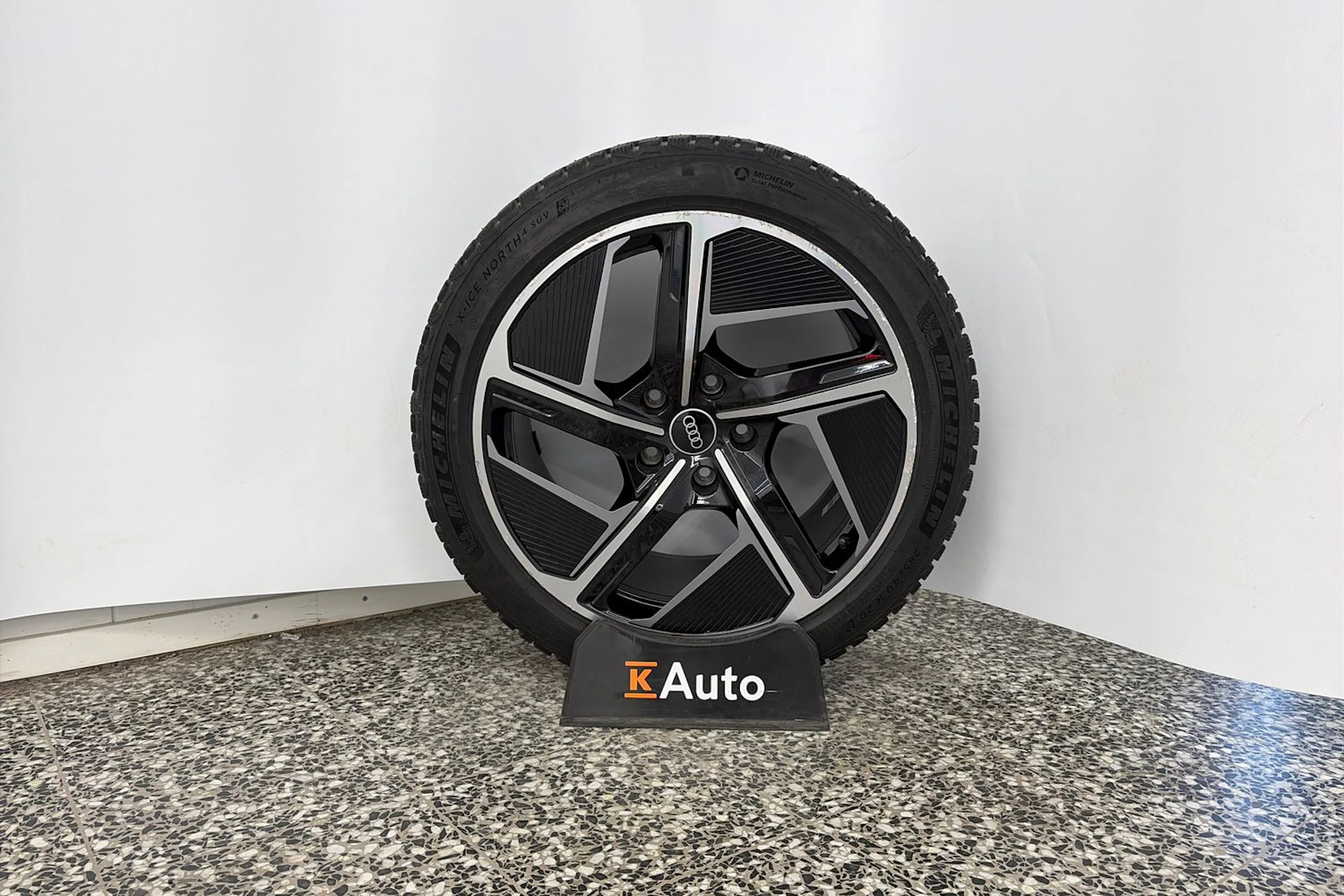 harmaa Audi e-tron GT 2022 kuva 11.