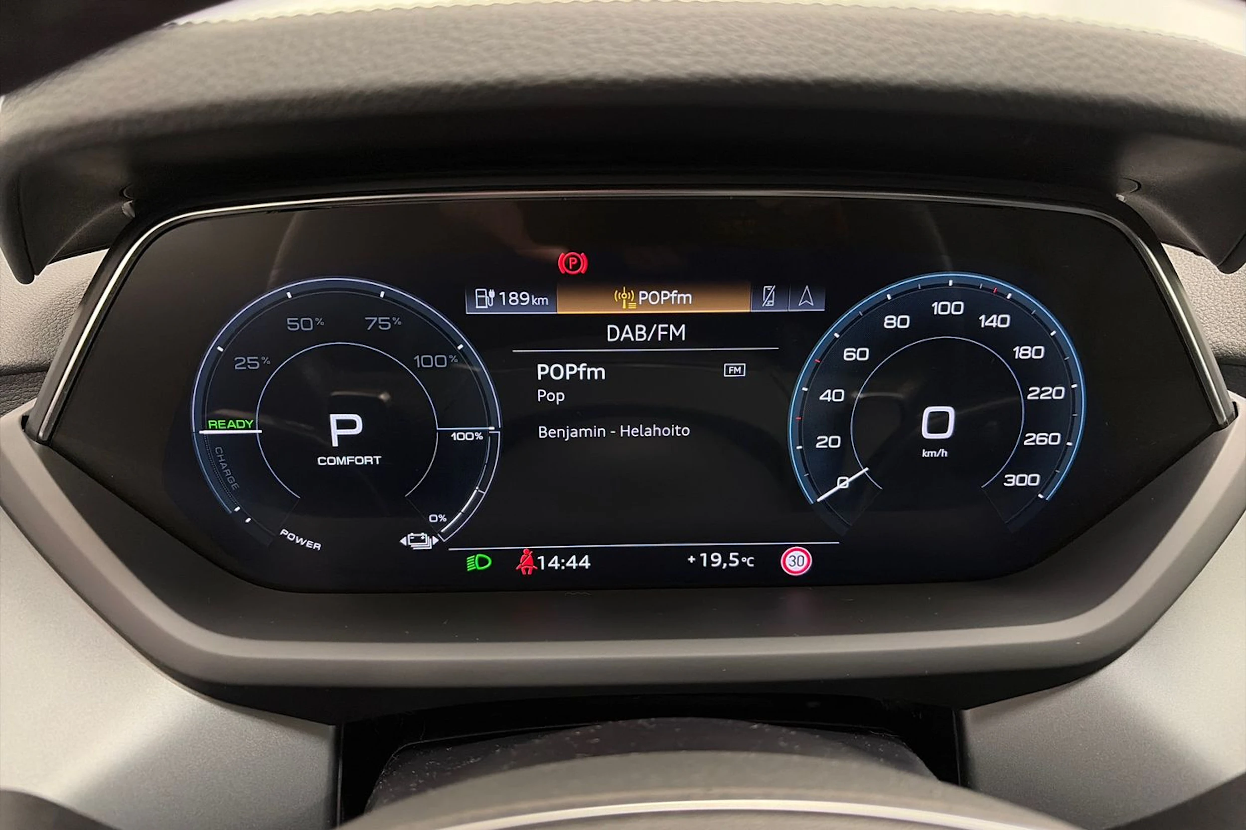 harmaa Audi e-tron GT 2022 kuva 17.