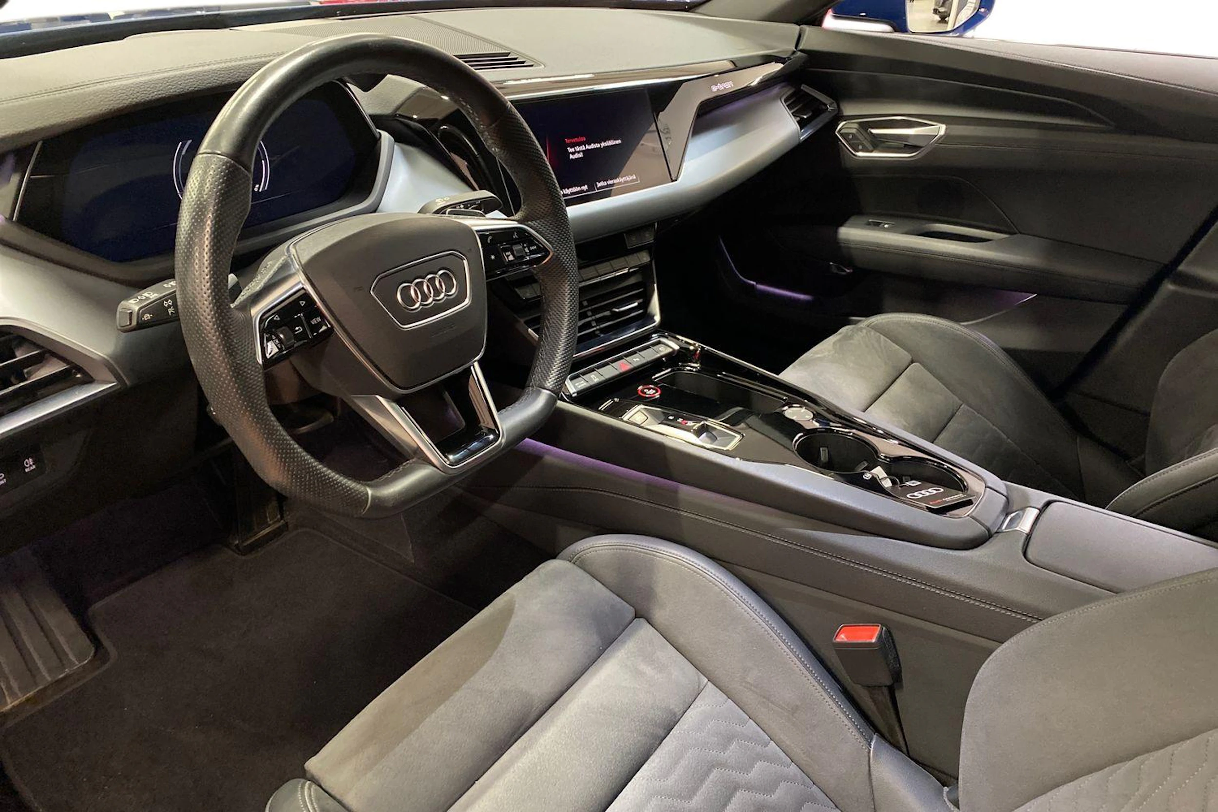 Sininen Audi e-tron GT 2022 kuva 3.