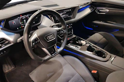 Sininen Audi e-tron GT 2022 kuva 6.