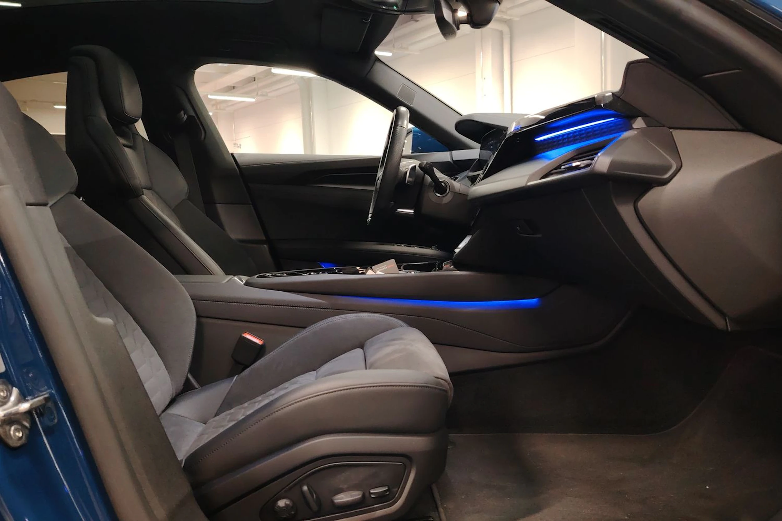 Sininen Audi e-tron GT 2022 kuva 11.