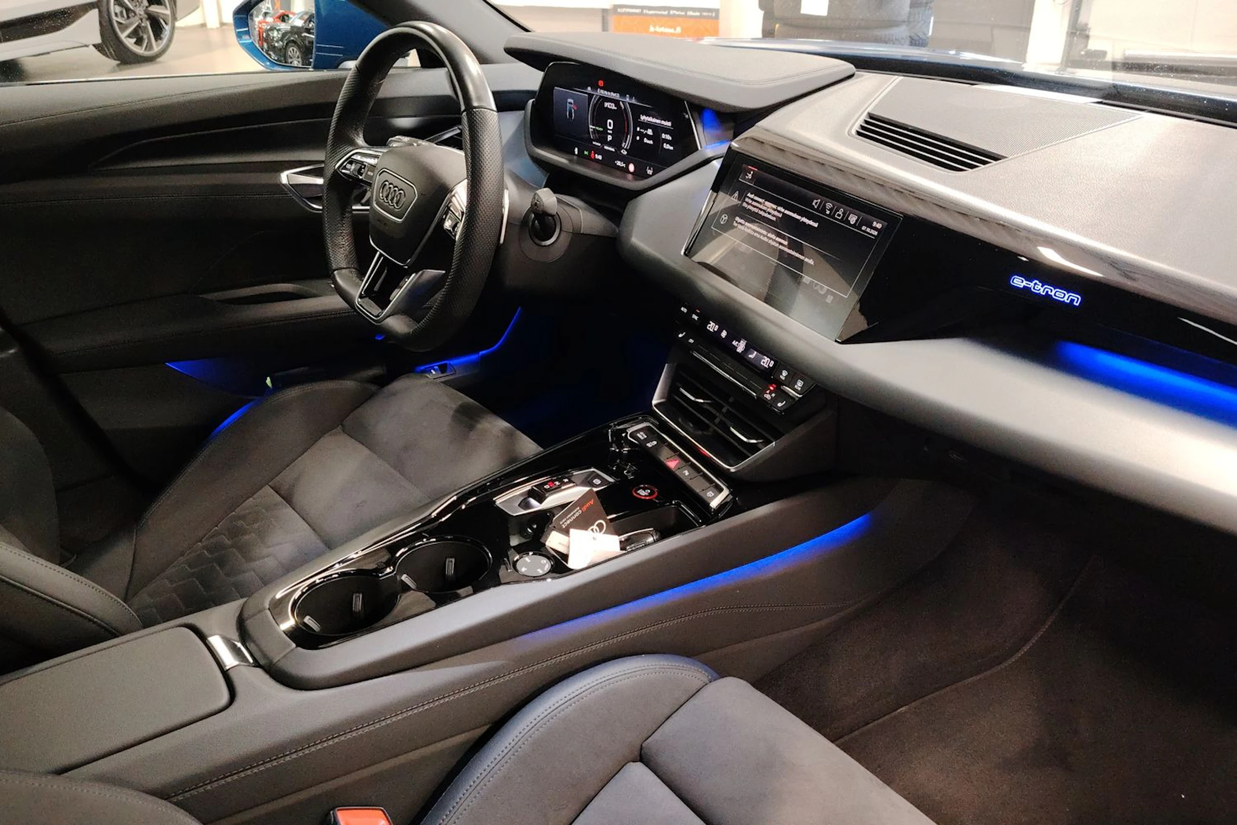 Sininen Audi e-tron GT 2022 kuva 12.