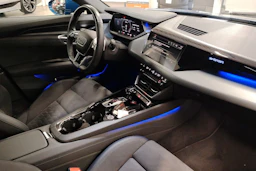 Sininen Audi e-tron GT 2022 kuva 12.