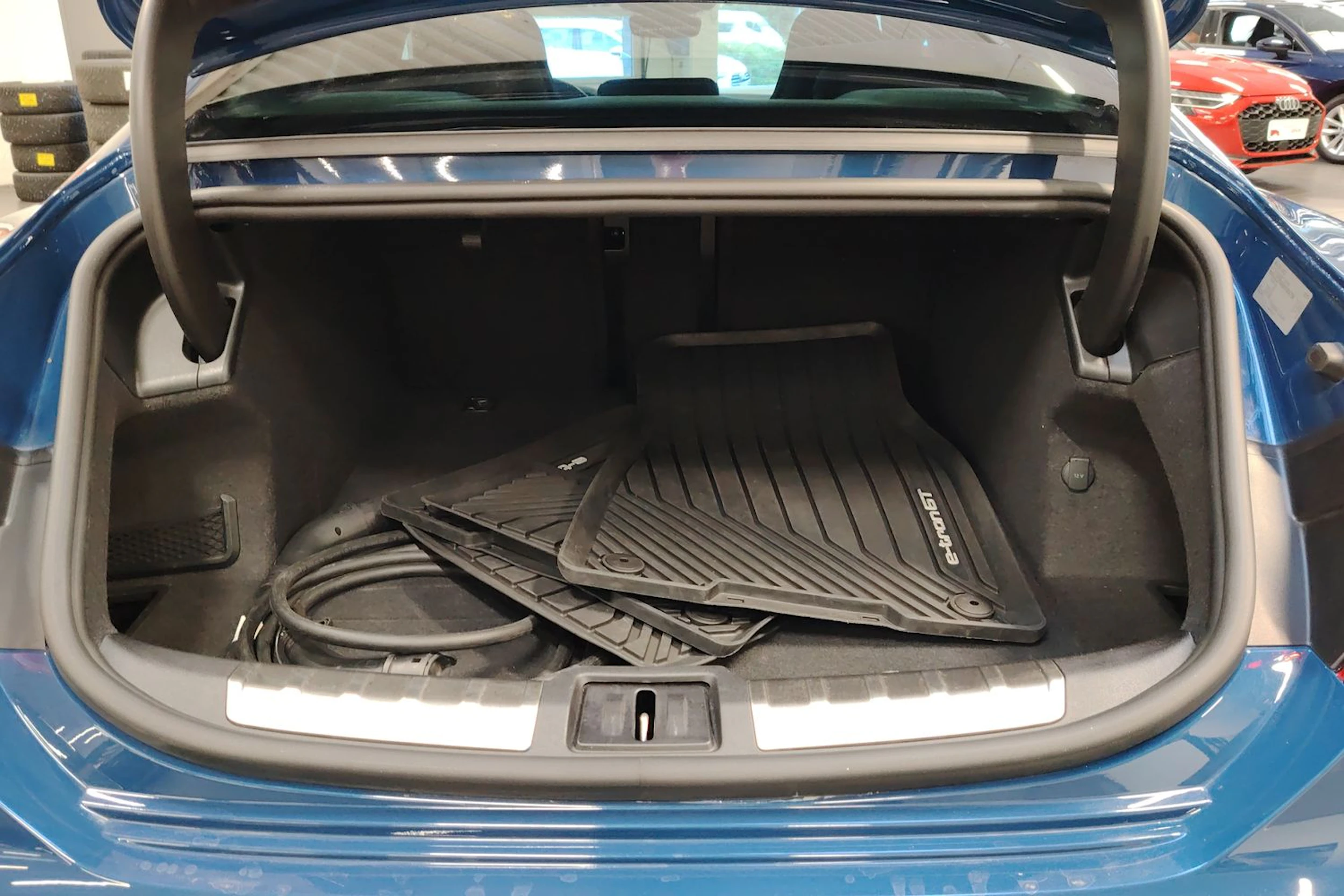 Sininen Audi e-tron GT 2022 kuva 13.