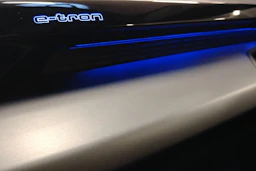 Sininen Audi e-tron GT 2022 kuva 27.
