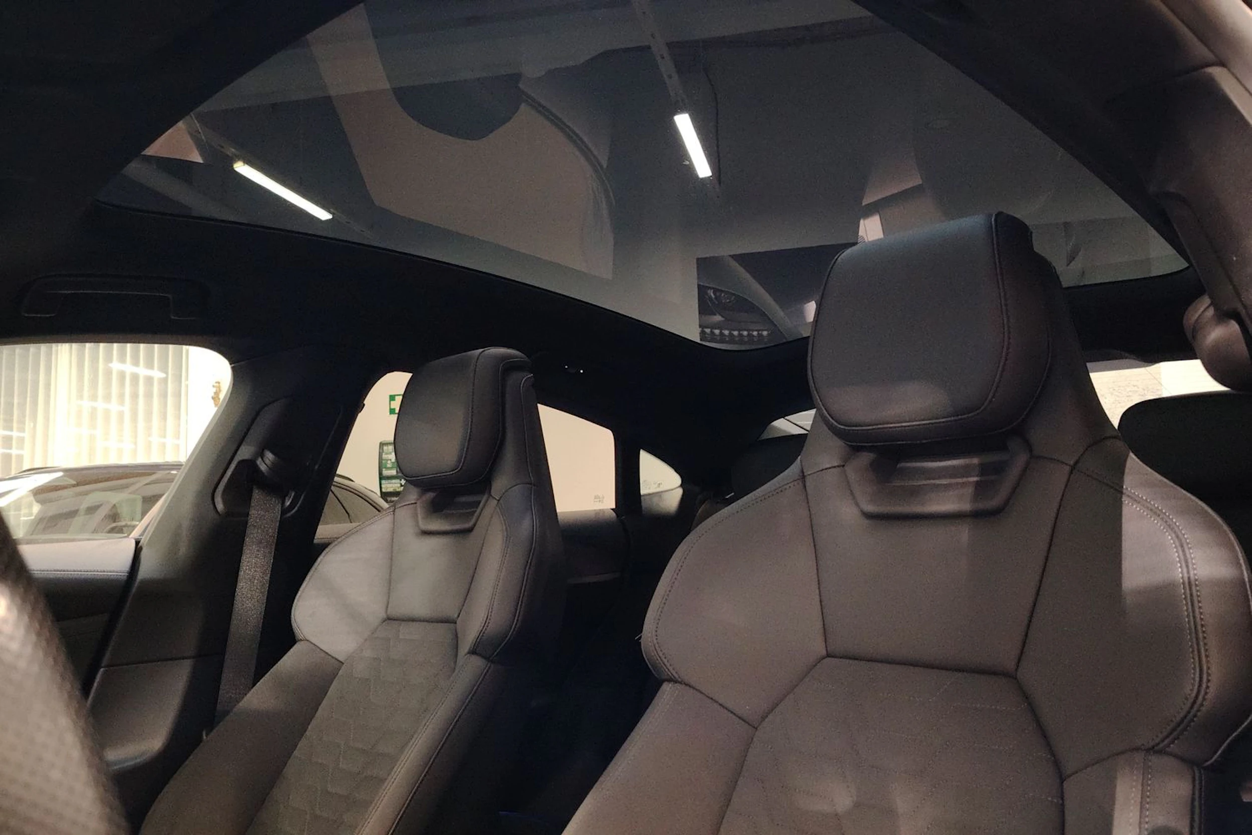 Sininen Audi e-tron GT 2022 kuva 33.