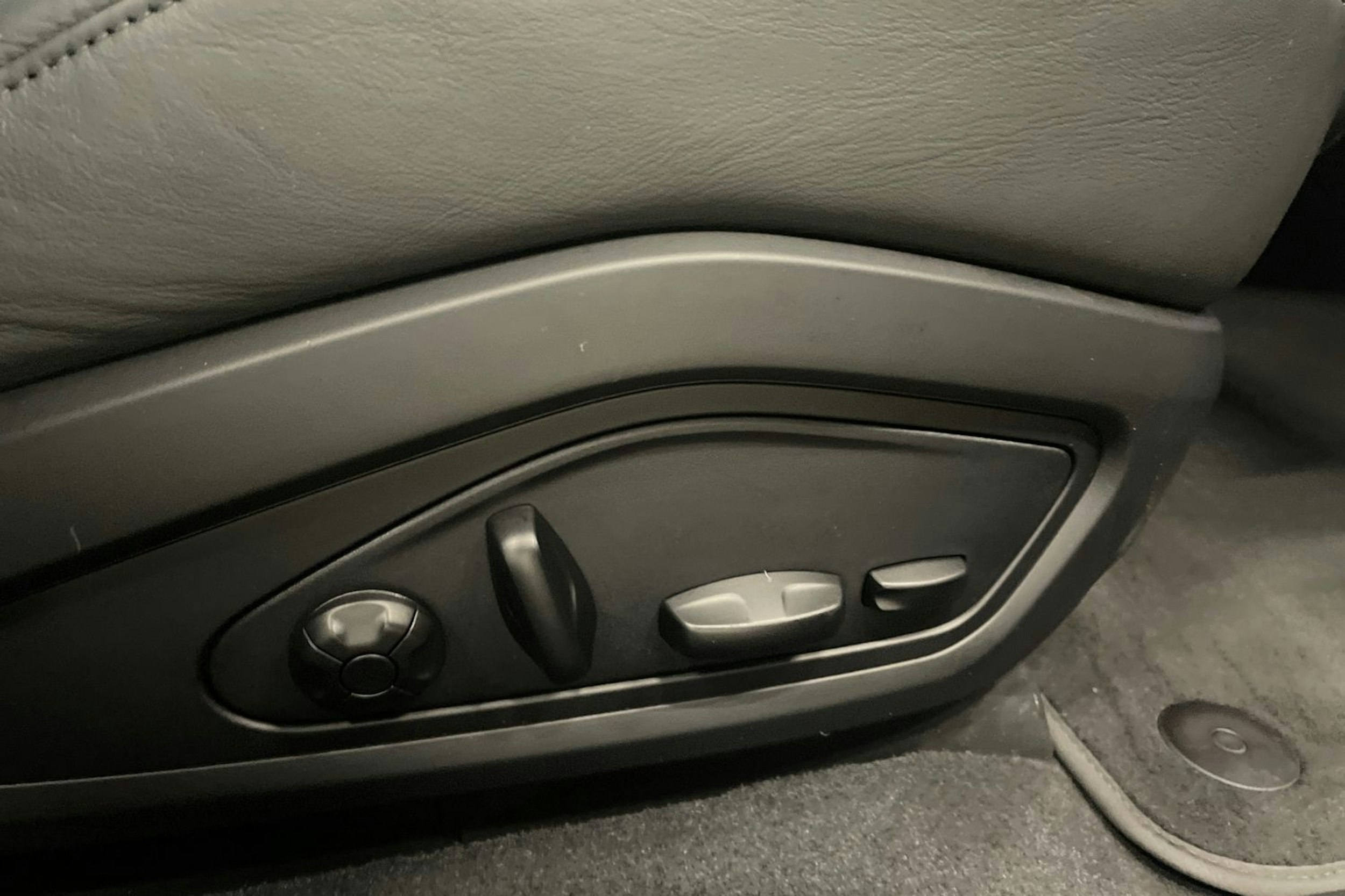 met. harmaa Audi e-tron GT 2022 kuva 17.