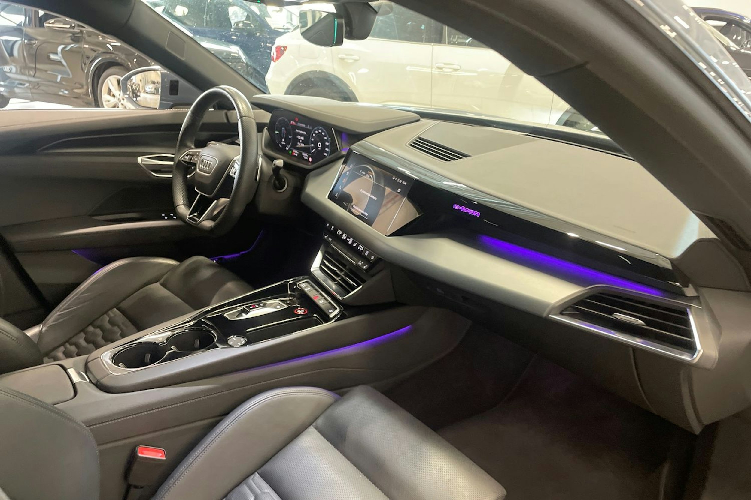 met. harmaa Audi e-tron GT 2022 kuva 18.