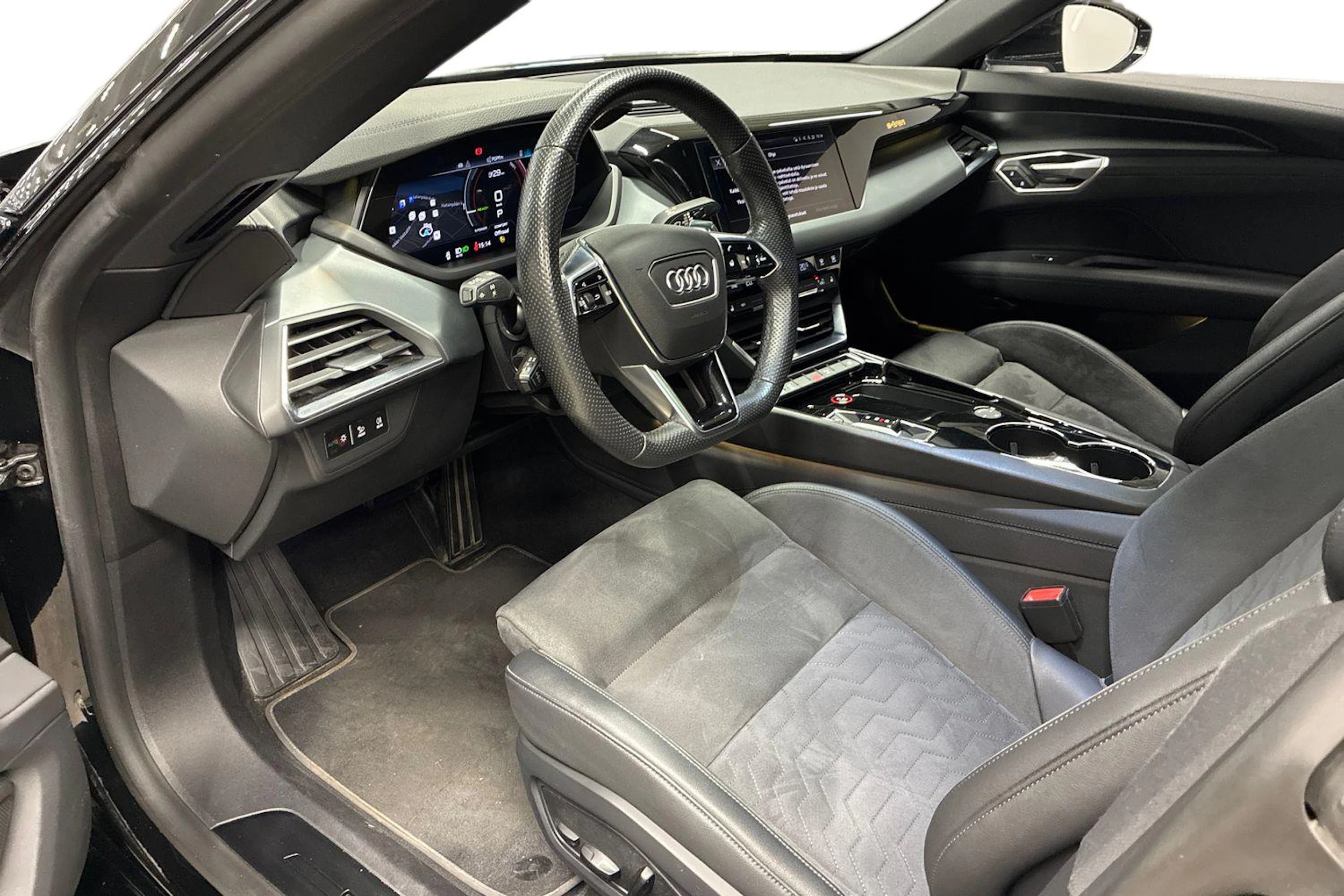 musta Audi e-tron GT 2022 kuva 6.