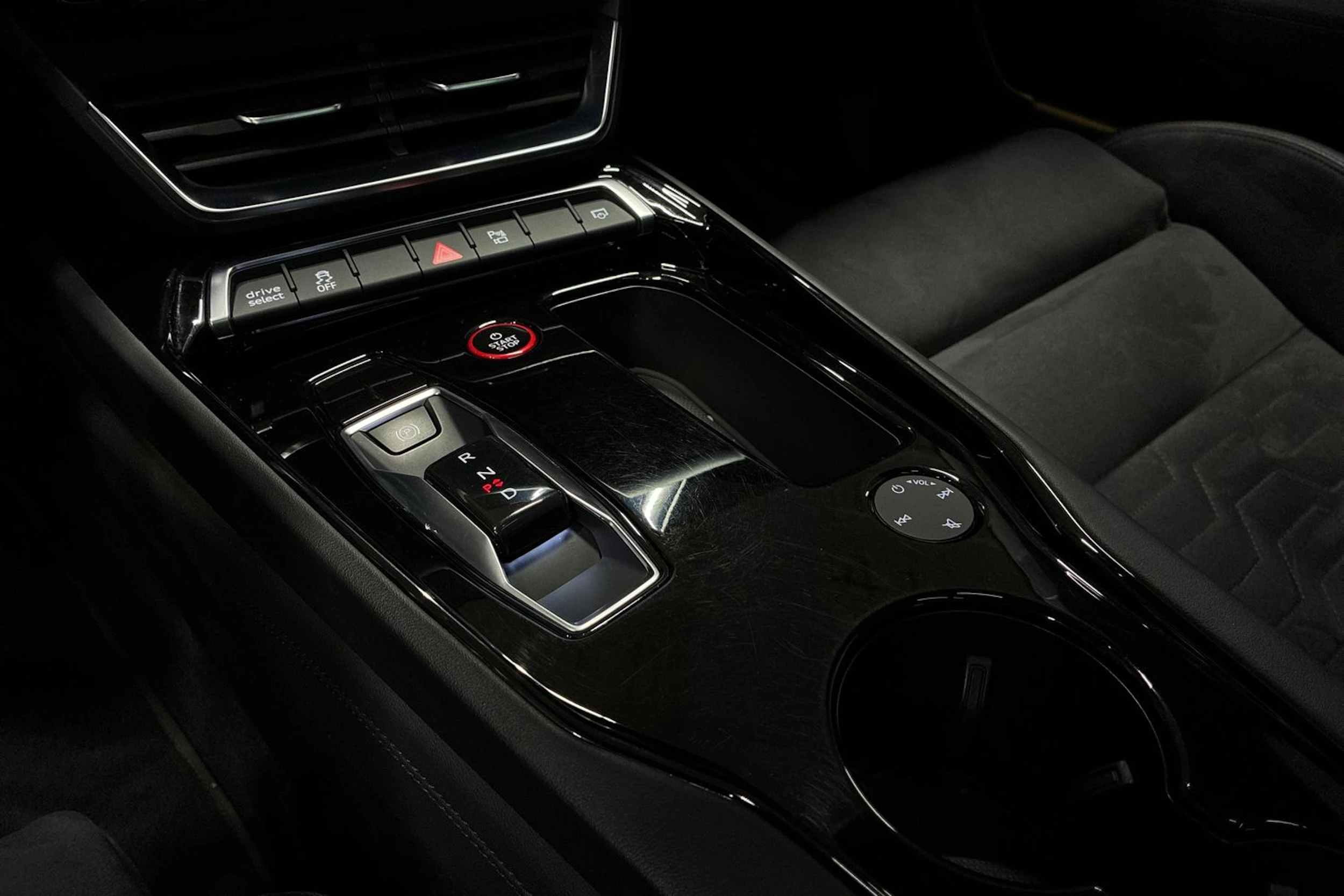 musta Audi e-tron GT 2022 kuva 18.