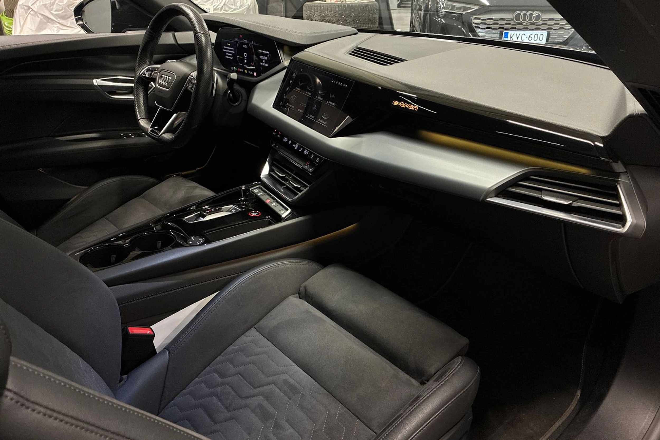 musta Audi e-tron GT 2022 kuva 30.