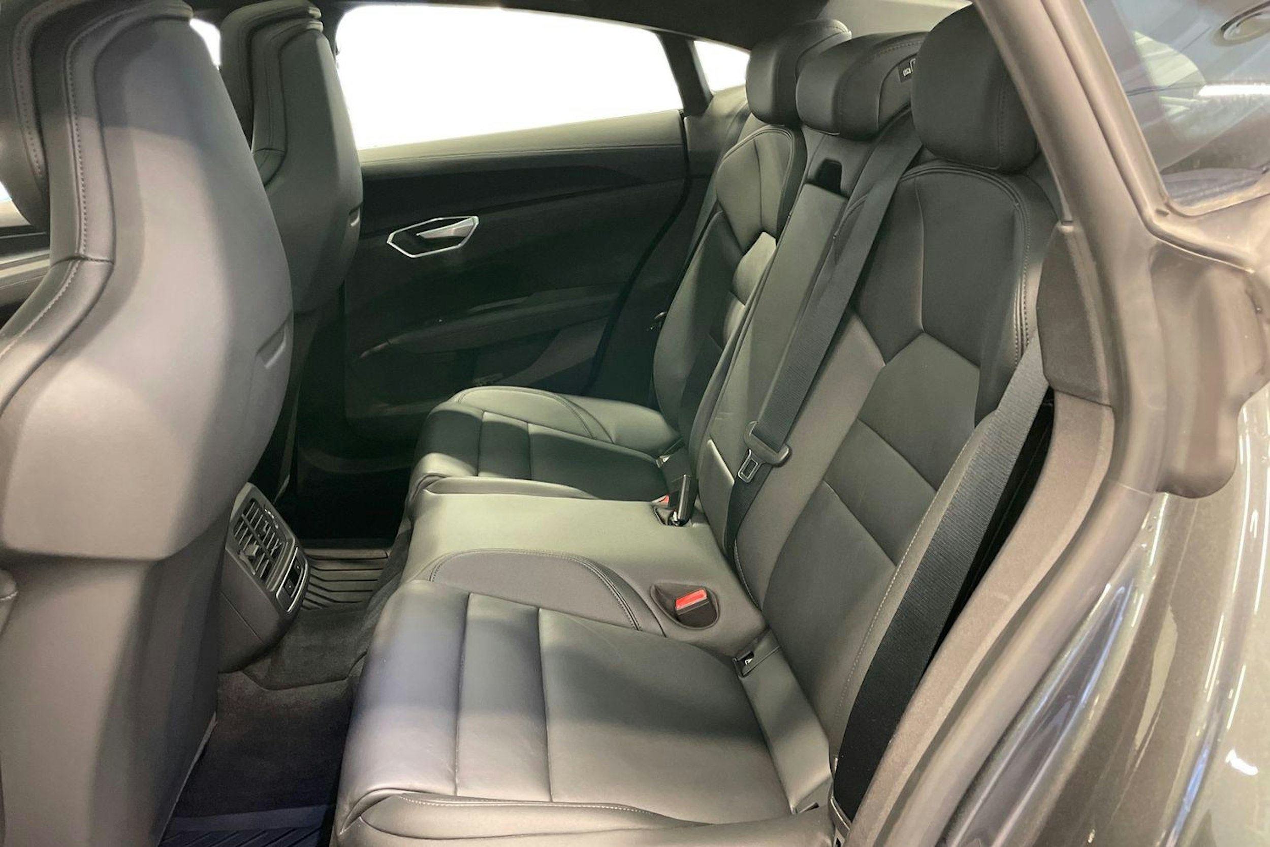 Harmaa Audi e-tron GT 2022 kuva 10.