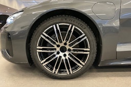 Harmaa Audi e-tron GT 2022 kuva 13.