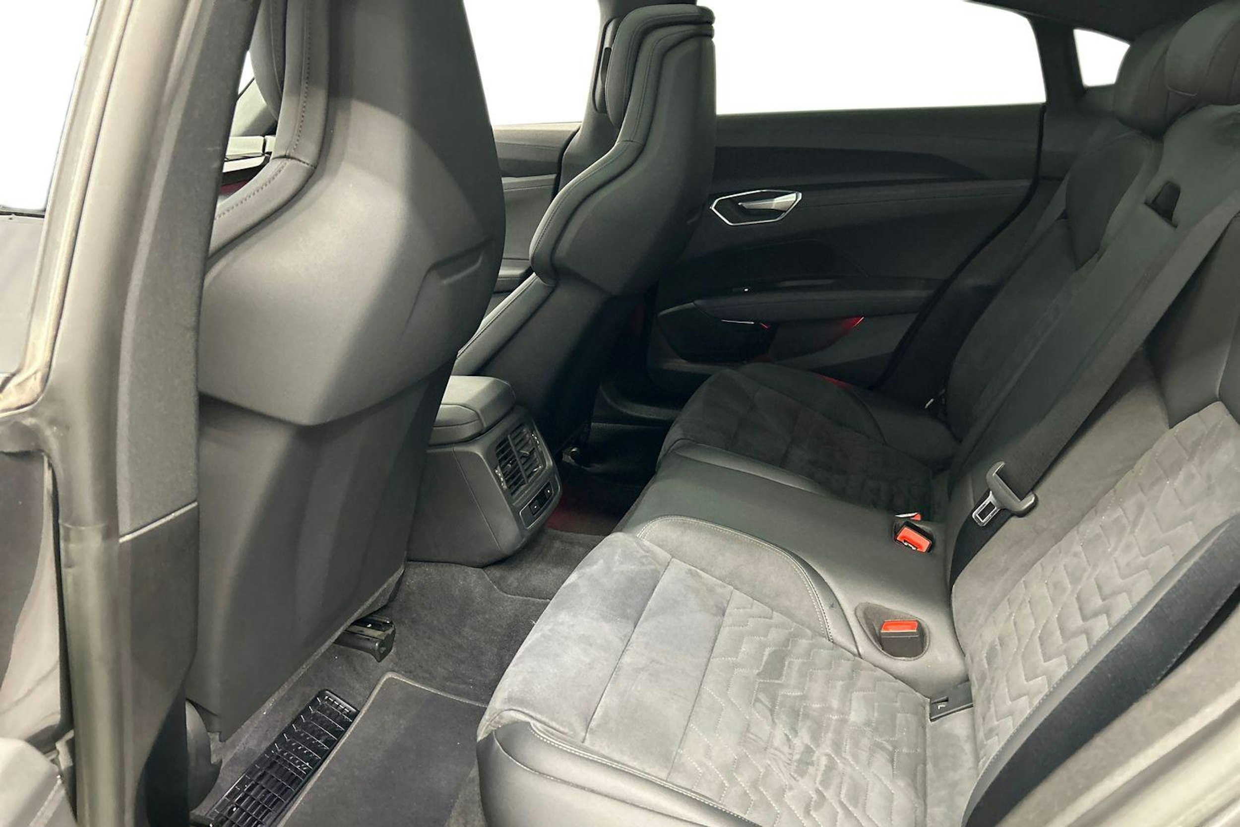 harmaa Audi e-tron GT 2022 kuva 10.