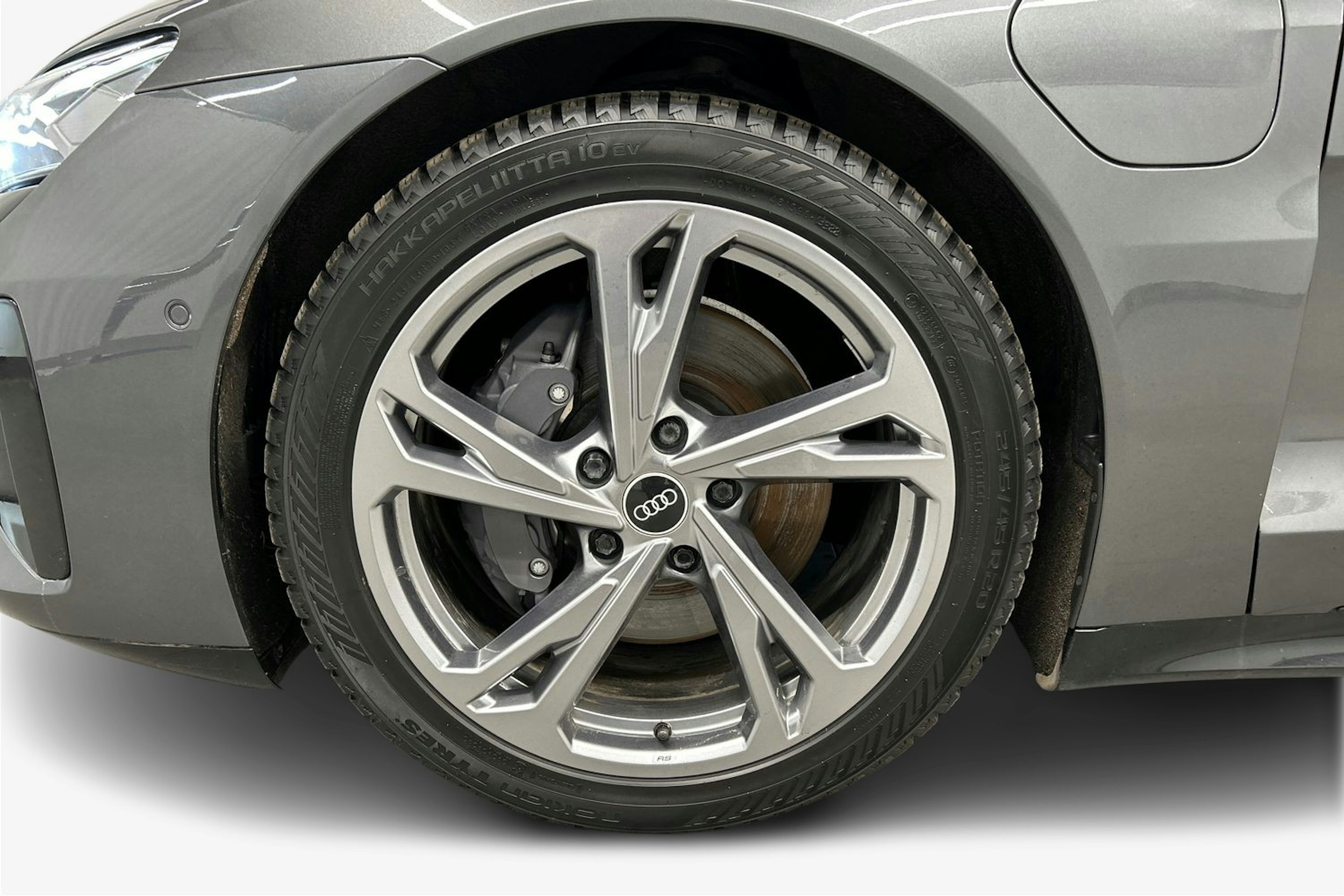 harmaa Audi e-tron GT 2022 kuva 11.