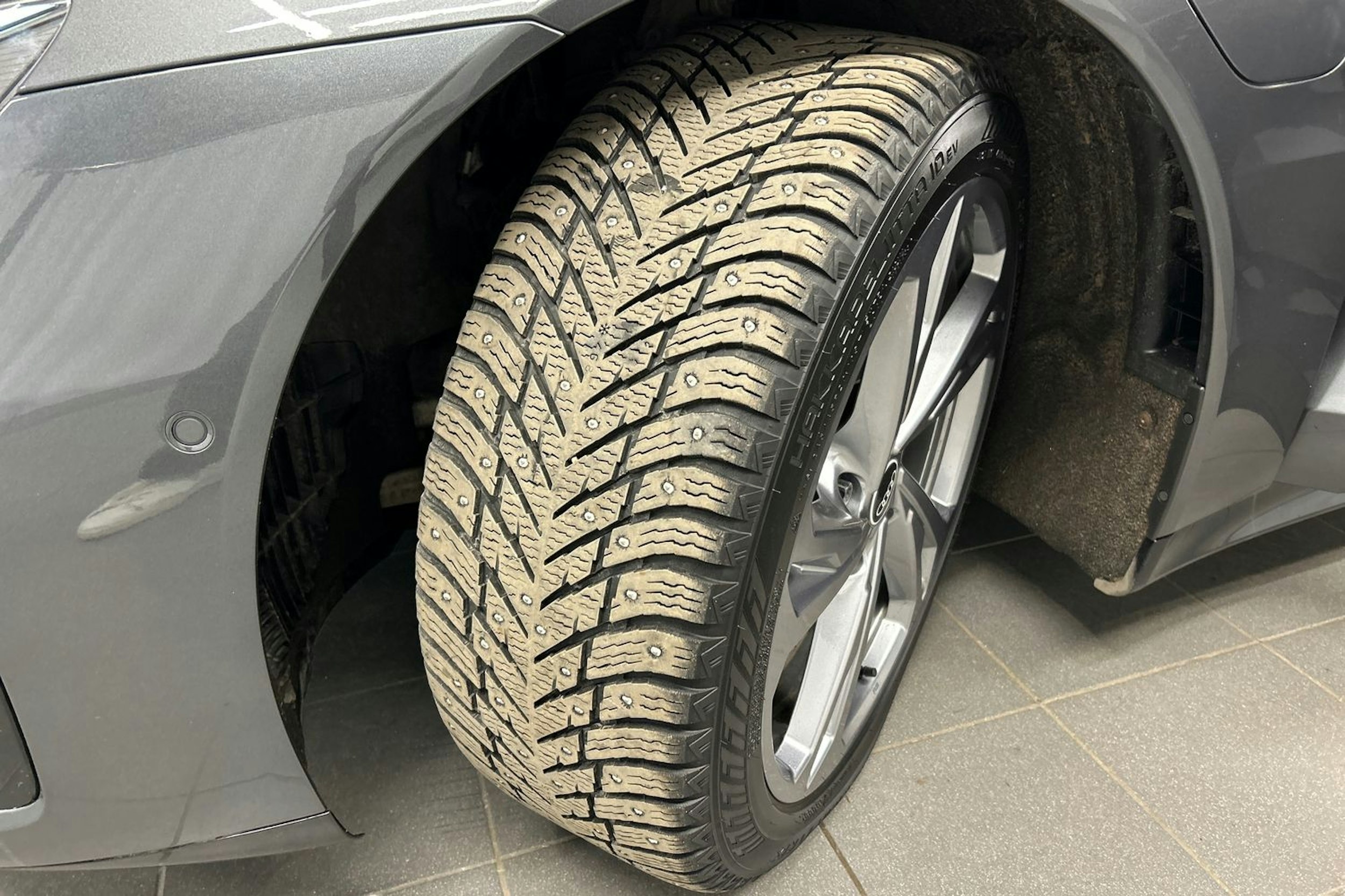 harmaa Audi e-tron GT 2022 kuva 13.