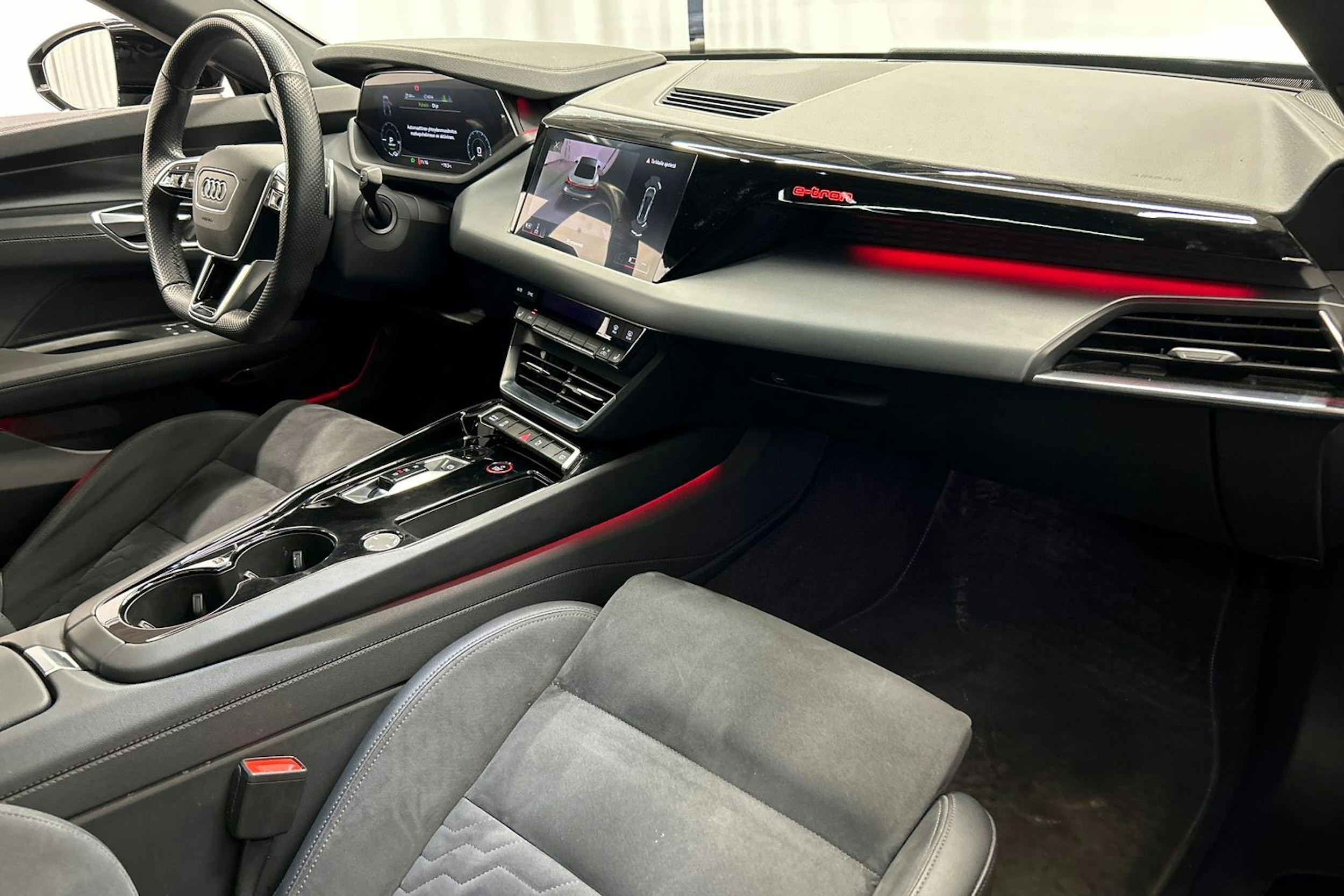 harmaa Audi e-tron GT 2022 kuva 14.