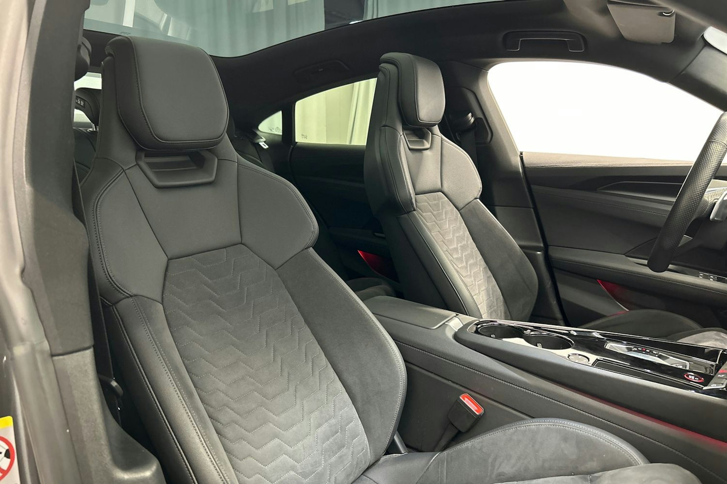 harmaa Audi e-tron GT 2022 kuva 15.