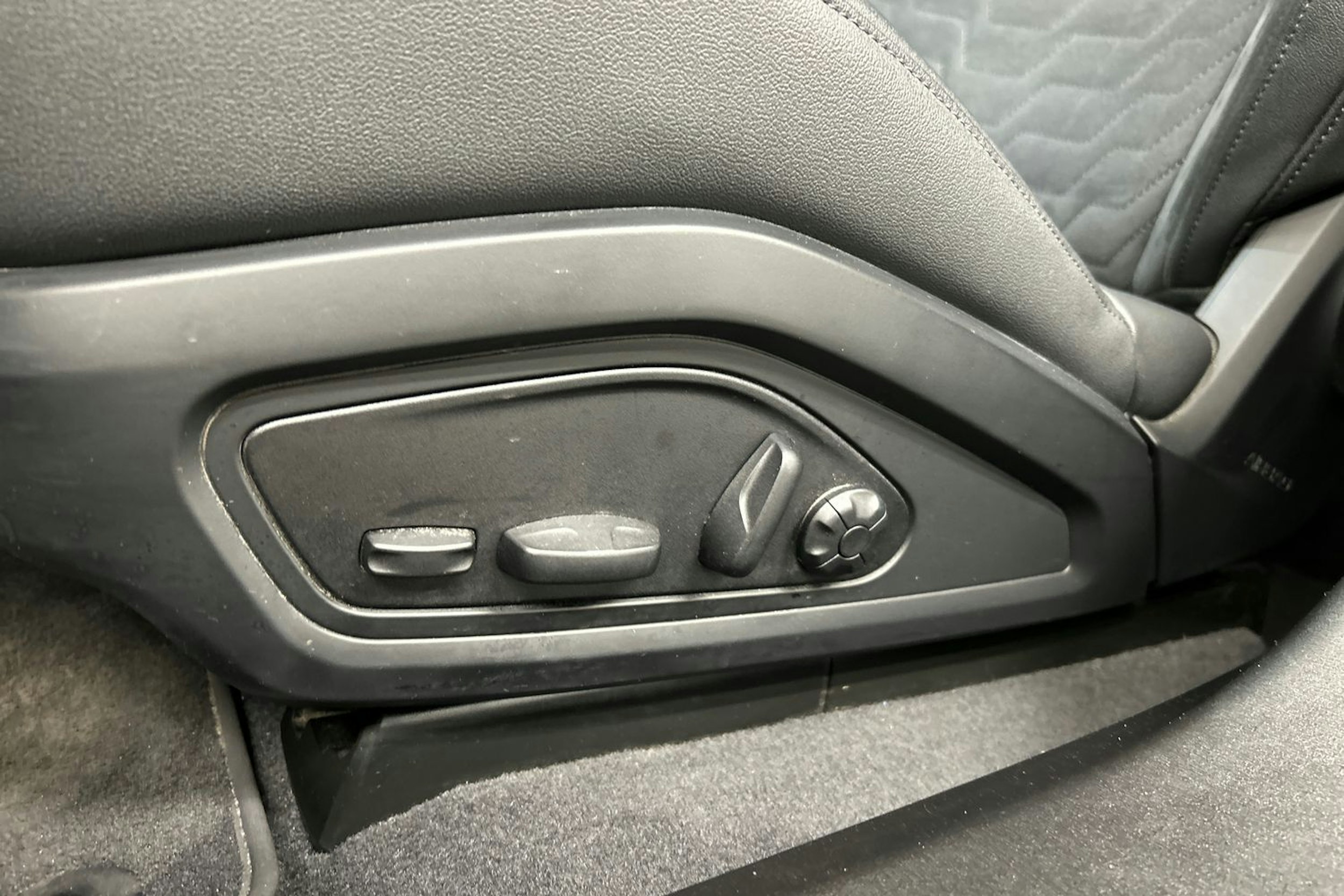 harmaa Audi e-tron GT 2022 kuva 20.