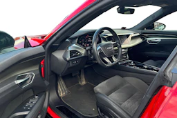 punainen Audi e-tron GT 2022 kuva 3.