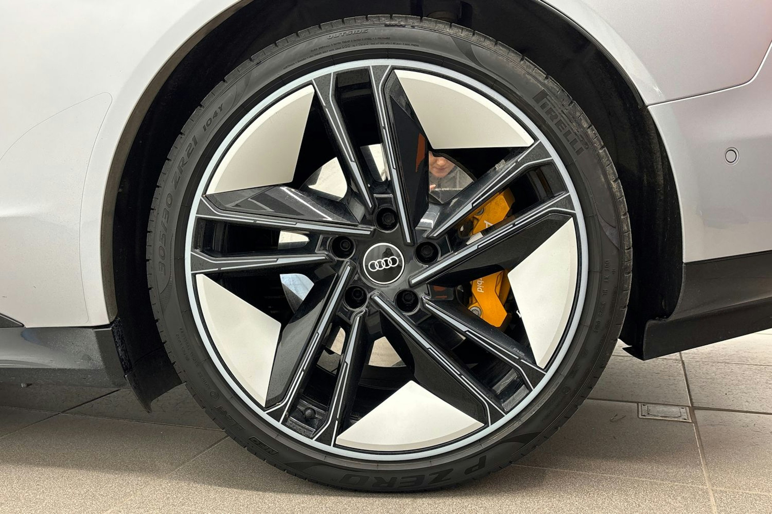 harmaa Audi e-tron GT 2022 kuva 11.